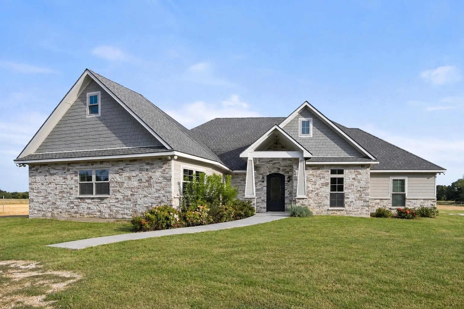 Single Family Residence For Sale in Navarro County , 193 Caddo Trail, Corsicana, Texas 75109, 3 Bedroom, 4 Bathroom, 2 Garage spaces, 2,287 Sqft, built in 2018, mls#21370238, Real Estate Agent in Corsicana, Homes For Sale in Navarro county, Homes For Sale in Corsicana, Realtor in Corsicana Texas, Real Estate Brokerage Independent Realty Texas, Luminita Cordes Realtor