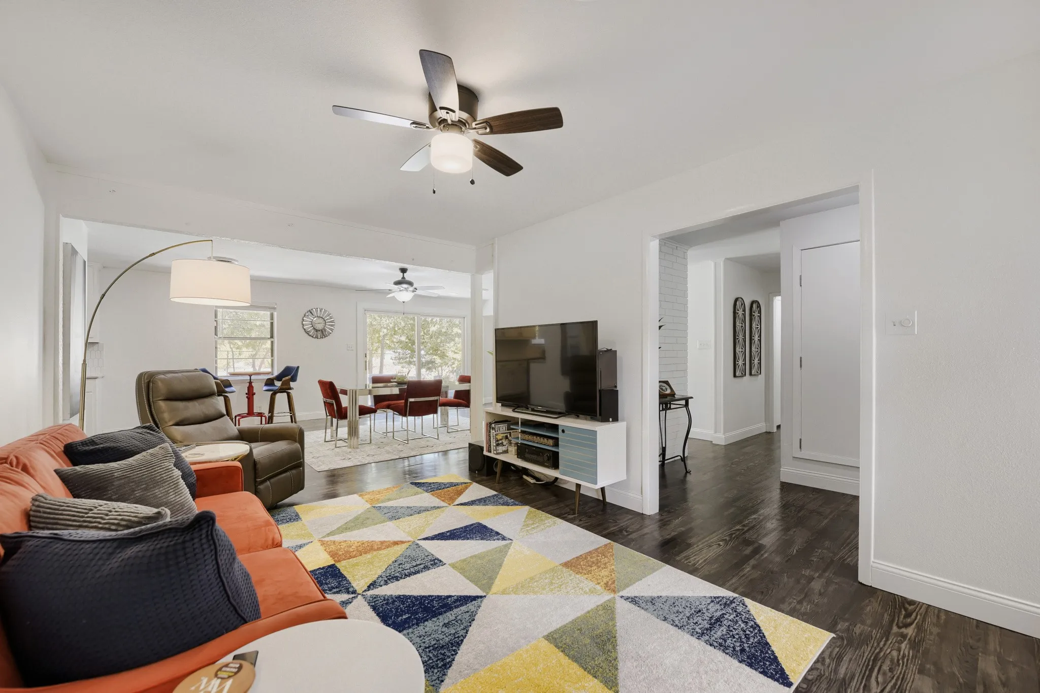 Single Family Residence For Sale in Denton County , 1300 Greenbriar Street, Denton, Texas 76201, 3 Bedroom, 2 Bathroom, 2 Garage spaces, 1,765 Sqft, built in 1968, mls#21373521, Real Estate Agent in Denton, Homes For Sale in Denton county, Homes For Sale in Denton, Realtor in Denton Texas, Real Estate Brokerage Independent Realty Texas, Luminita Cordes Realtor
