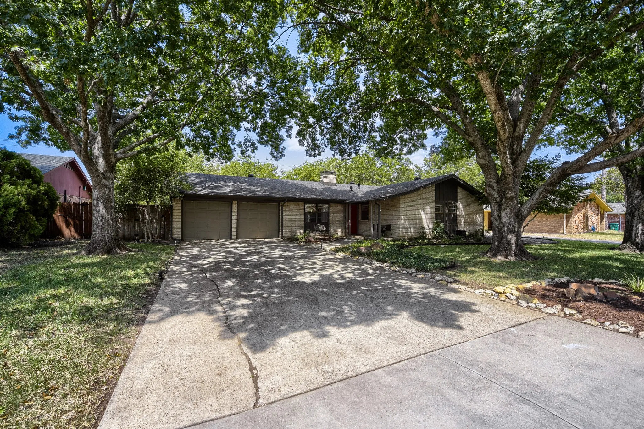 Single Family Residence For Sale in Denton County , 1300 Greenbriar Street, Denton, Texas 76201, 3 Bedroom, 2 Bathroom, 2 Garage spaces, 1,765 Sqft, built in 1968, mls#21373521, Real Estate Agent in Denton, Homes For Sale in Denton county, Homes For Sale in Denton, Realtor in Denton Texas, Real Estate Brokerage Independent Realty Texas, Luminita Cordes Realtor
