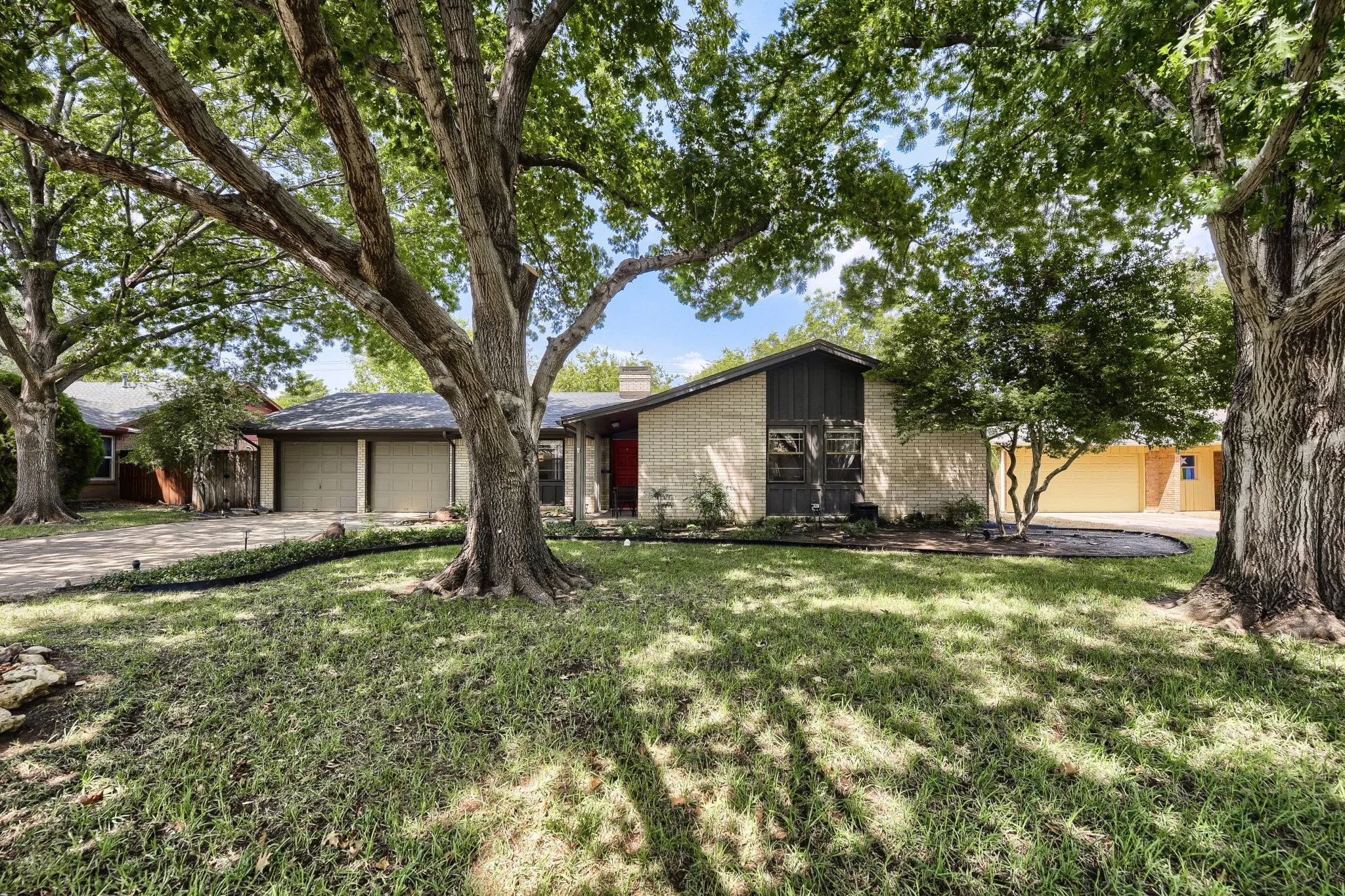 Single Family Residence For Sale in Denton County , 1300 Greenbriar Street, Denton, Texas 76201, 3 Bedroom, 2 Bathroom, 2 Garage spaces, 1,765 Sqft, built in 1968, mls#21373521, Real Estate Agent in Denton, Homes For Sale in Denton county, Homes For Sale in Denton, Realtor in Denton Texas, Real Estate Brokerage Independent Realty Texas, Luminita Cordes Realtor