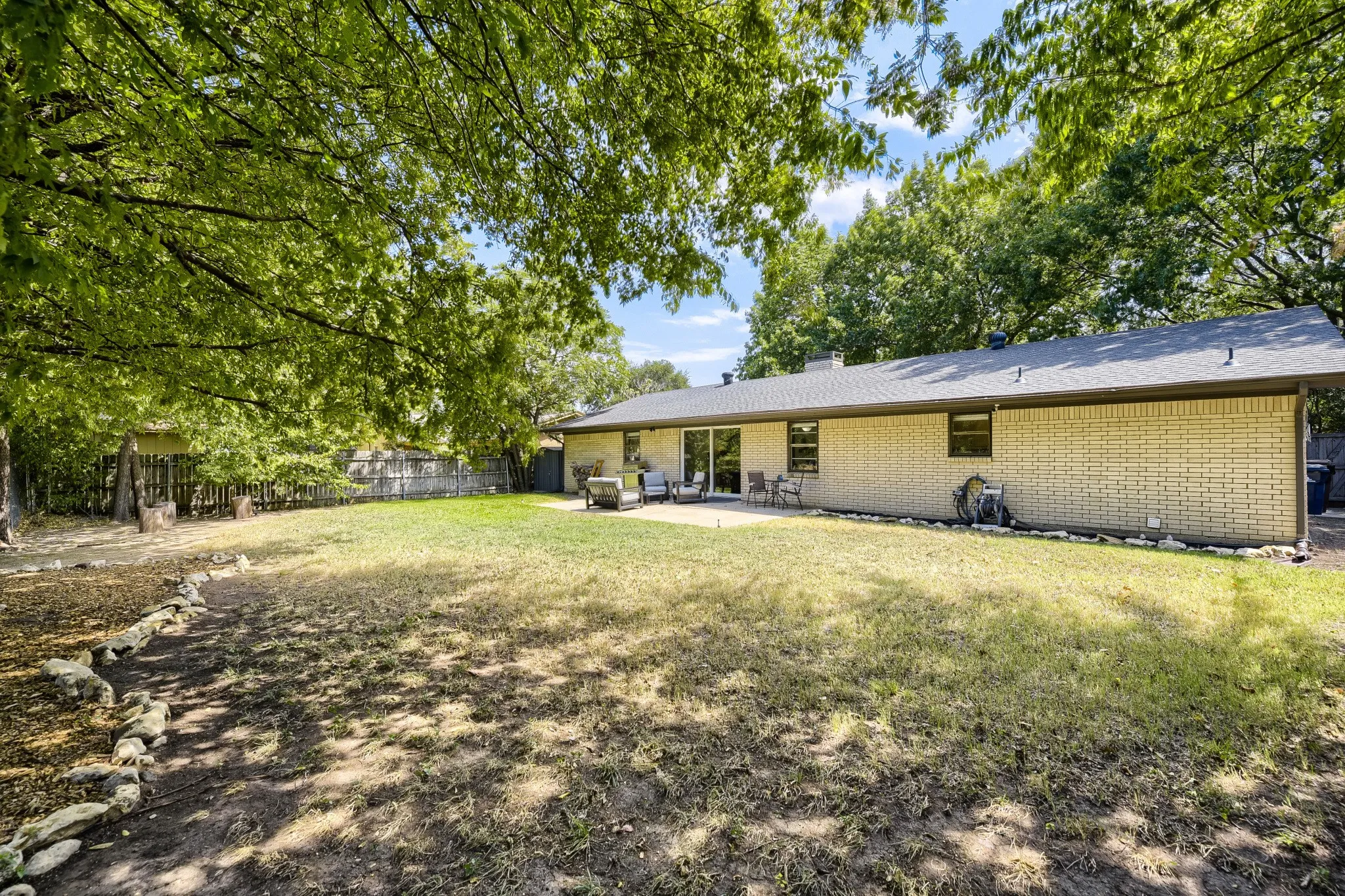 Single Family Residence For Sale in Denton County , 1300 Greenbriar Street, Denton, Texas 76201, 3 Bedroom, 2 Bathroom, 2 Garage spaces, 1,765 Sqft, built in 1968, mls#21373521, Real Estate Agent in Denton, Homes For Sale in Denton county, Homes For Sale in Denton, Realtor in Denton Texas, Real Estate Brokerage Independent Realty Texas, Luminita Cordes Realtor