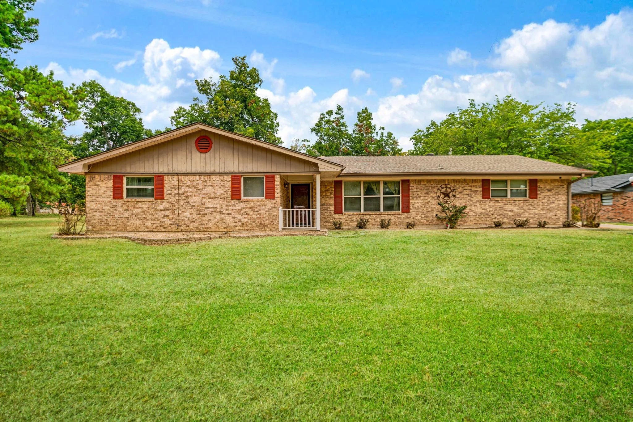 Single Family Residence For Sale in Red River (TX) County , 165 E Bennett Street, Detroit, Texas 75436, 3 Bedroom, 2 Bathroom, 3 Garage spaces, 1,700 Sqft, built in 1971, mls#21369843, Real Estate Agent in Detroit, Homes For Sale in Red River (TX) county, Homes For Sale in Detroit, Realtor in Detroit Texas, Real Estate Brokerage Independent Realty Texas, Luminita Cordes Realtor