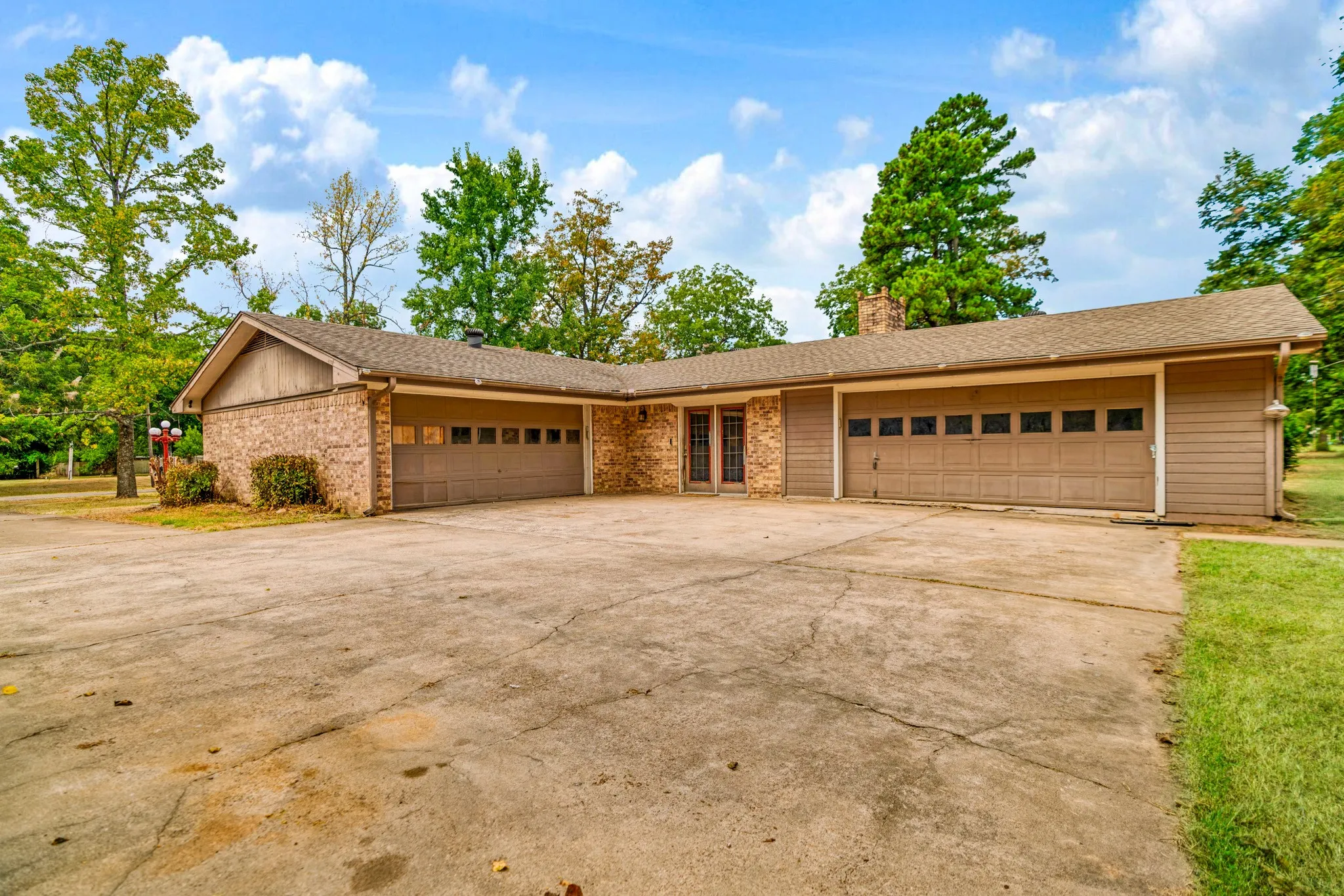 Single Family Residence For Sale in Red River (TX) County , 165 E Bennett Street, Detroit, Texas 75436, 3 Bedroom, 2 Bathroom, 3 Garage spaces, 1,700 Sqft, built in 1971, mls#21369843, Real Estate Agent in Detroit, Homes For Sale in Red River (TX) county, Homes For Sale in Detroit, Realtor in Detroit Texas, Real Estate Brokerage Independent Realty Texas, Luminita Cordes Realtor