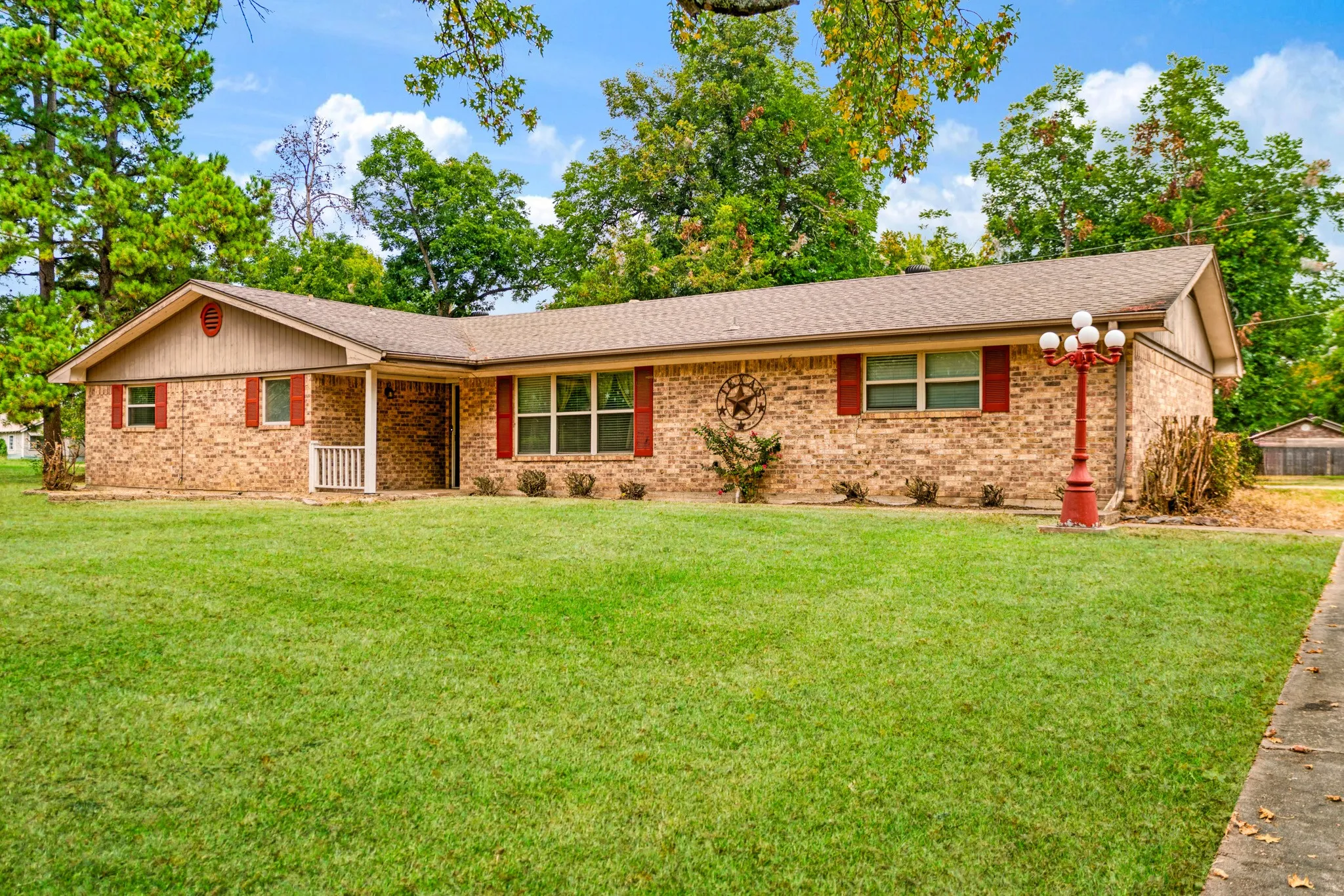 Single Family Residence For Sale in Red River (TX) County , 165 E Bennett Street, Detroit, Texas 75436, 3 Bedroom, 2 Bathroom, 3 Garage spaces, 1,700 Sqft, built in 1971, mls#21369843, Real Estate Agent in Detroit, Homes For Sale in Red River (TX) county, Homes For Sale in Detroit, Realtor in Detroit Texas, Real Estate Brokerage Independent Realty Texas, Luminita Cordes Realtor