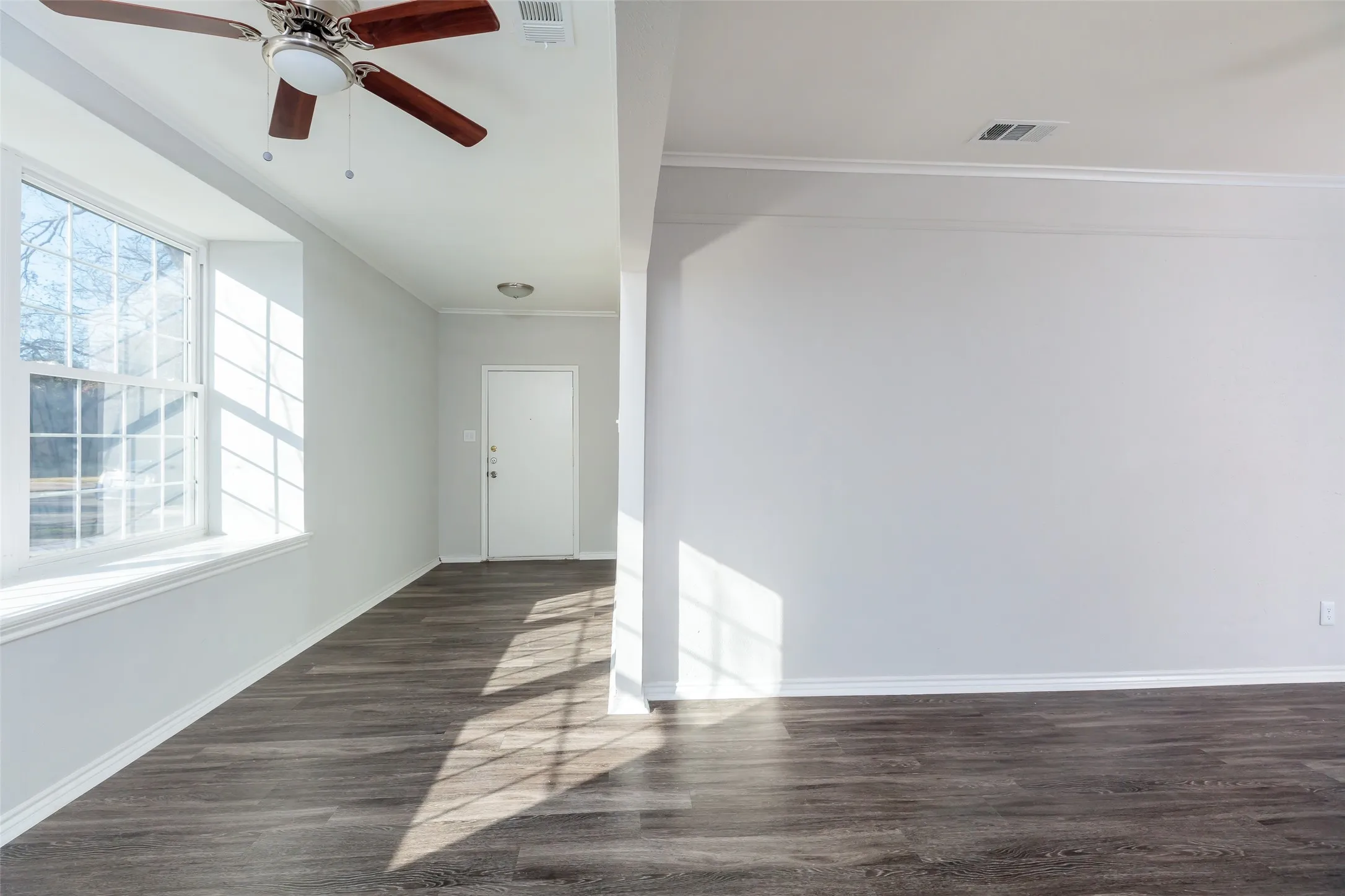 Duplex For Rent in Tarrant County , 5700 Pershing Avenue, Fort Worth, Texas 76107, 2 Bedroom, 1 Bathroom, 1 Garage spaces, 1,175 Sqft, built in 1960, mls#21373647, Real Estate Agent in Fort Worth, Homes For Rent in Tarrant county, Homes For Rent in Fort Worth, Realtor in Fort Worth Texas, Real Estate Brokerage Independent Realty Texas, Luminita Cordes Realtor