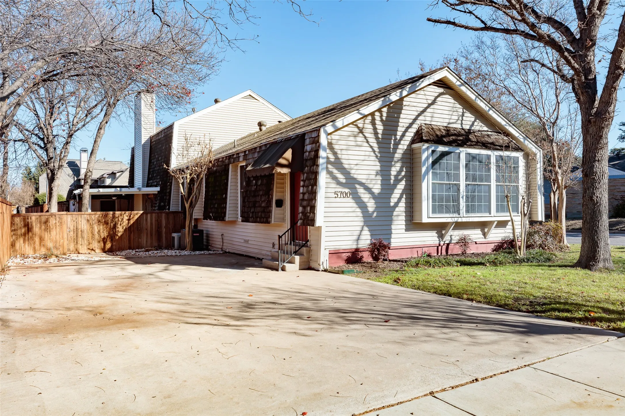 Duplex For Rent in Tarrant County , 5700 Pershing Avenue, Fort Worth, Texas 76107, 2 Bedroom, 1 Bathroom, 1 Garage spaces, 1,175 Sqft, built in 1960, mls#21373647, Real Estate Agent in Fort Worth, Homes For Rent in Tarrant county, Homes For Rent in Fort Worth, Realtor in Fort Worth Texas, Real Estate Brokerage Independent Realty Texas, Luminita Cordes Realtor