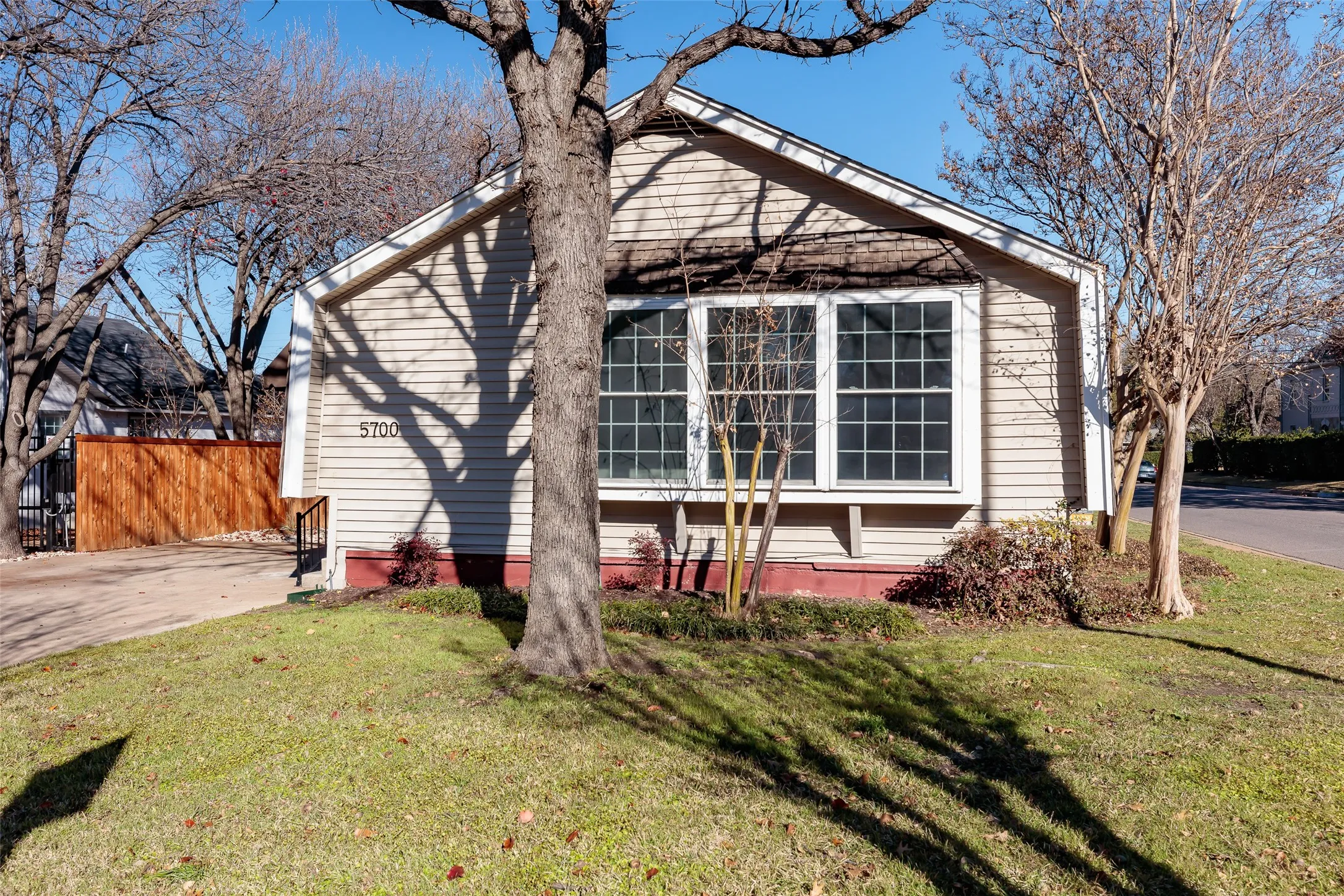 Duplex For Rent in Tarrant County , 5700 Pershing Avenue, Fort Worth, Texas 76107, 2 Bedroom, 1 Bathroom, 1 Garage spaces, 1,175 Sqft, built in 1960, mls#21373647, Real Estate Agent in Fort Worth, Homes For Rent in Tarrant county, Homes For Rent in Fort Worth, Realtor in Fort Worth Texas, Real Estate Brokerage Independent Realty Texas, Luminita Cordes Realtor