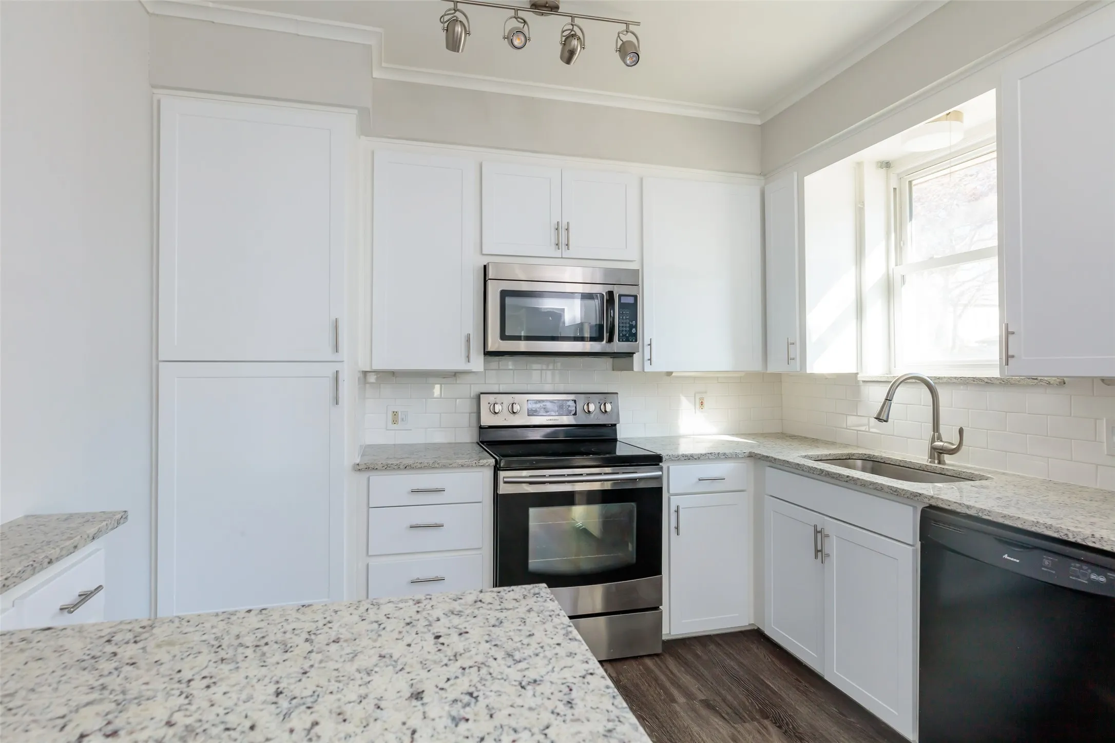 Duplex For Rent in Tarrant County , 5700 Pershing Avenue, Fort Worth, Texas 76107, 2 Bedroom, 1 Bathroom, 1 Garage spaces, 1,175 Sqft, built in 1960, mls#21373647, Real Estate Agent in Fort Worth, Homes For Rent in Tarrant county, Homes For Rent in Fort Worth, Realtor in Fort Worth Texas, Real Estate Brokerage Independent Realty Texas, Luminita Cordes Realtor