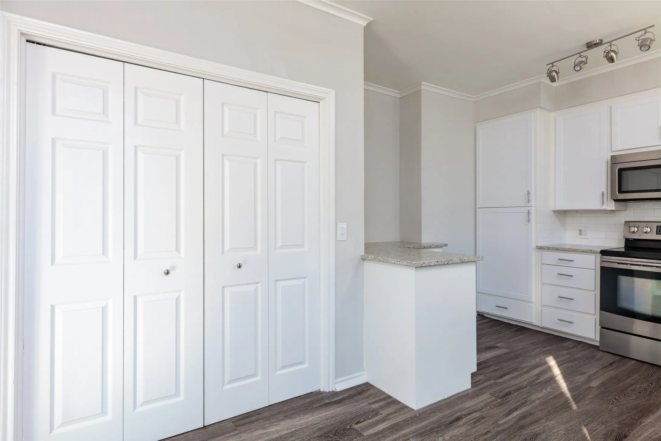 Duplex For Rent in Tarrant County , 5700 Pershing Avenue, Fort Worth, Texas 76107, 2 Bedroom, 1 Bathroom, 1 Garage spaces, 1,175 Sqft, built in 1960, mls#21373647, Real Estate Agent in Fort Worth, Homes For Rent in Tarrant county, Homes For Rent in Fort Worth, Realtor in Fort Worth Texas, Real Estate Brokerage Independent Realty Texas, Luminita Cordes Realtor