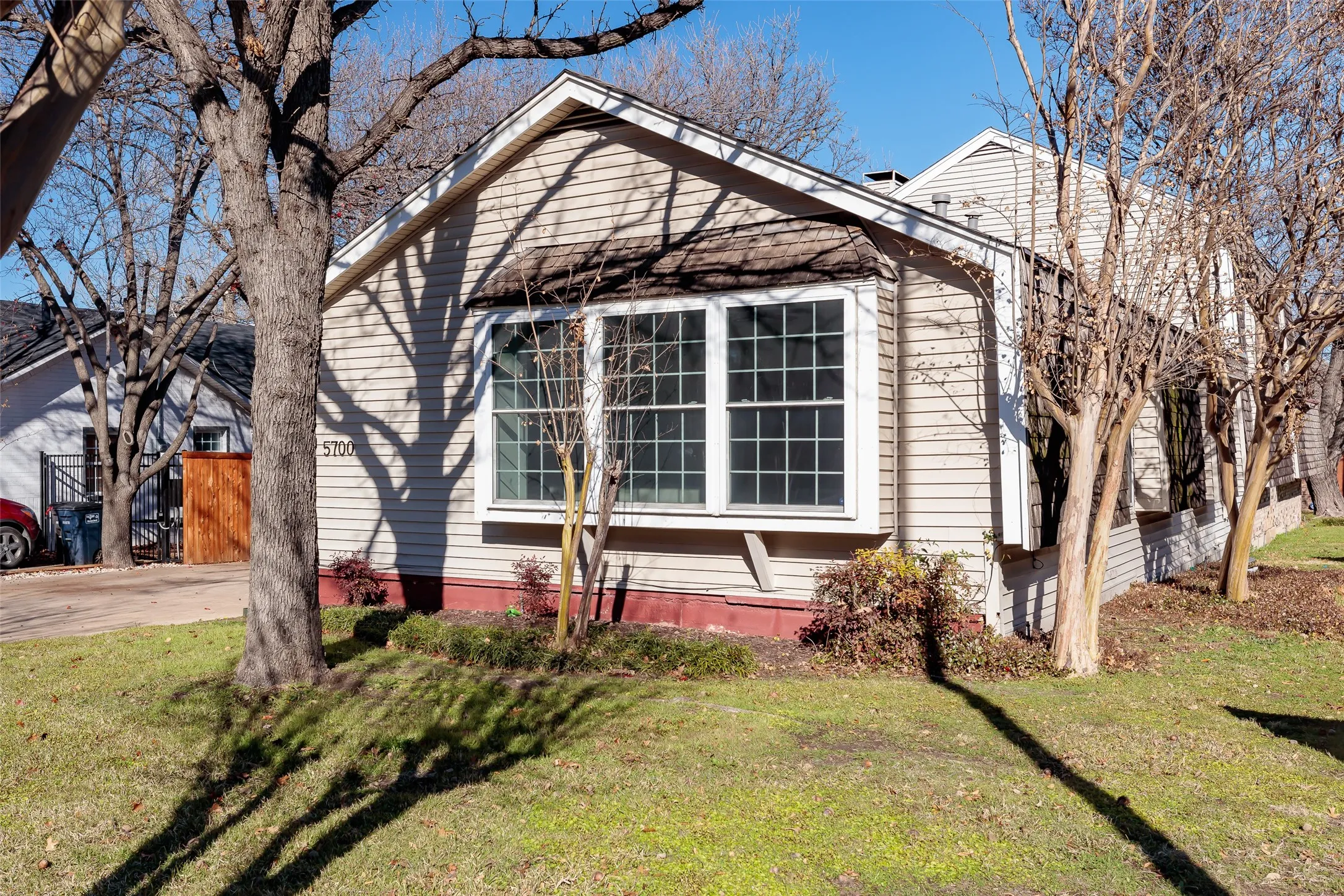 Duplex For Rent in Tarrant County , 5700 Pershing Avenue, Fort Worth, Texas 76107, 2 Bedroom, 1 Bathroom, 1 Garage spaces, 1,175 Sqft, built in 1960, mls#21373647, Real Estate Agent in Fort Worth, Homes For Rent in Tarrant county, Homes For Rent in Fort Worth, Realtor in Fort Worth Texas, Real Estate Brokerage Independent Realty Texas, Luminita Cordes Realtor