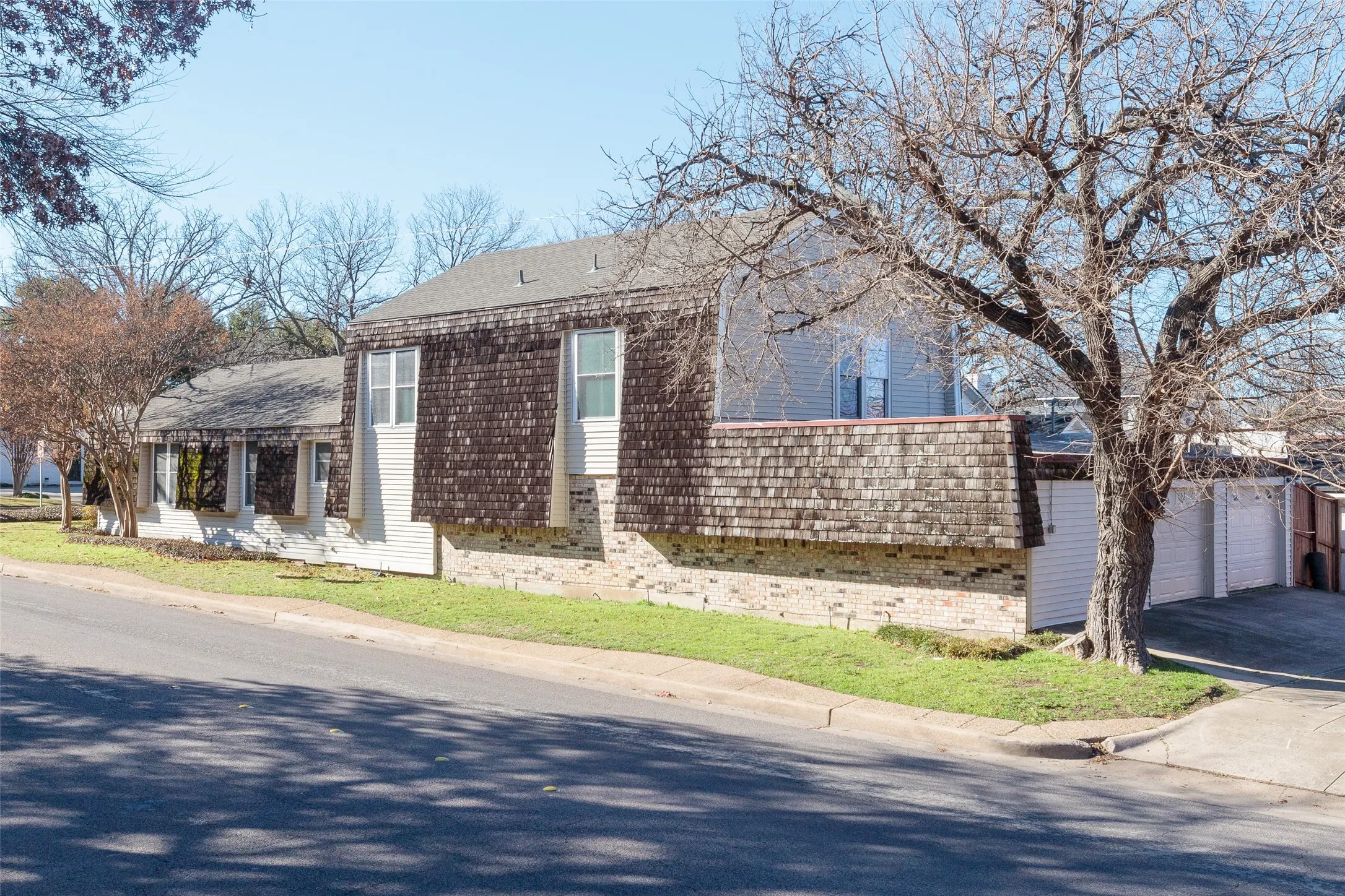 Duplex For Rent in Tarrant County , 5700 Pershing Avenue, Fort Worth, Texas 76107, 2 Bedroom, 1 Bathroom, 1 Garage spaces, 1,175 Sqft, built in 1960, mls#21373647, Real Estate Agent in Fort Worth, Homes For Rent in Tarrant county, Homes For Rent in Fort Worth, Realtor in Fort Worth Texas, Real Estate Brokerage Independent Realty Texas, Luminita Cordes Realtor