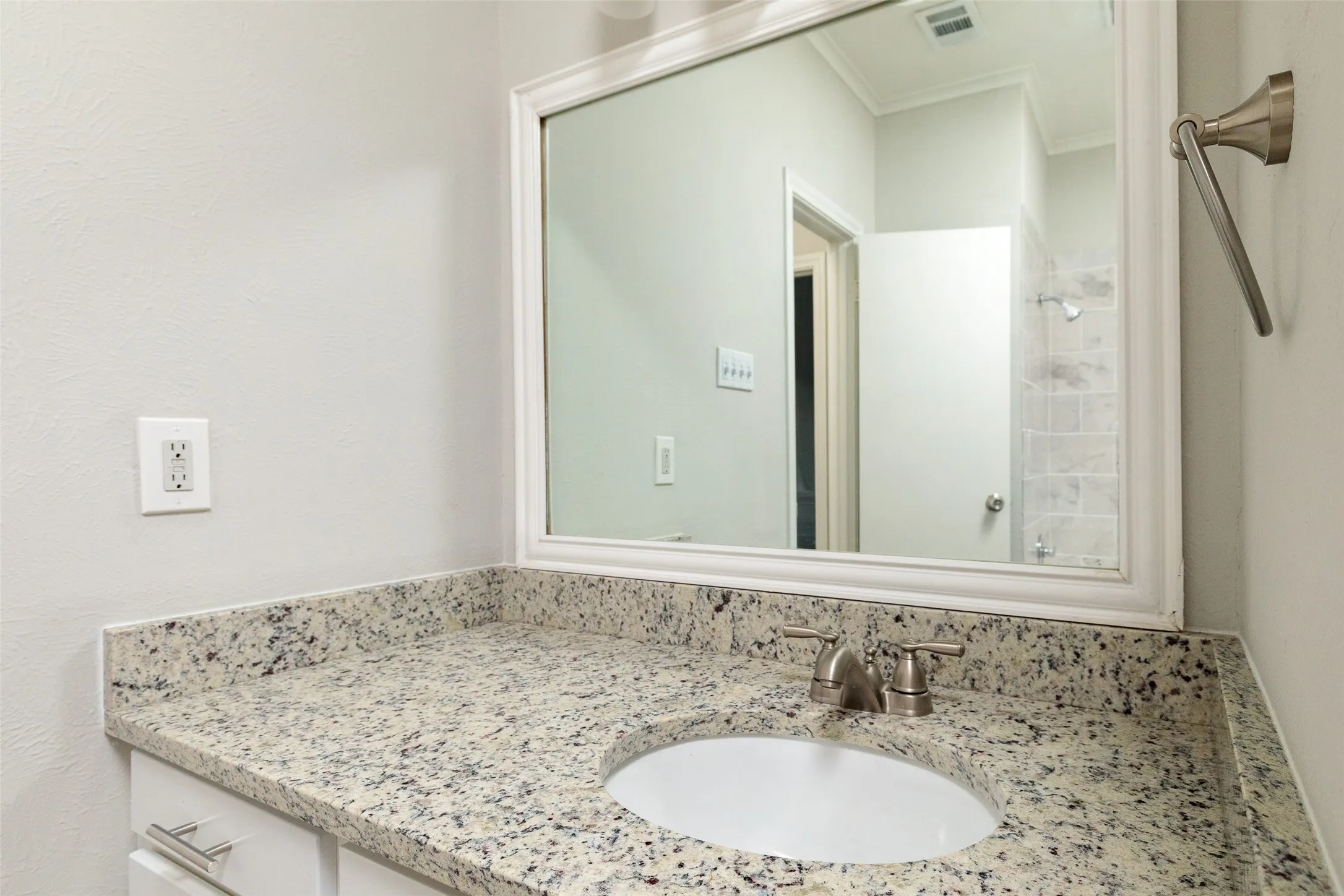 Duplex For Rent in Tarrant County , 5700 Pershing Avenue, Fort Worth, Texas 76107, 2 Bedroom, 1 Bathroom, 1 Garage spaces, 1,175 Sqft, built in 1960, mls#21373647, Real Estate Agent in Fort Worth, Homes For Rent in Tarrant county, Homes For Rent in Fort Worth, Realtor in Fort Worth Texas, Real Estate Brokerage Independent Realty Texas, Luminita Cordes Realtor