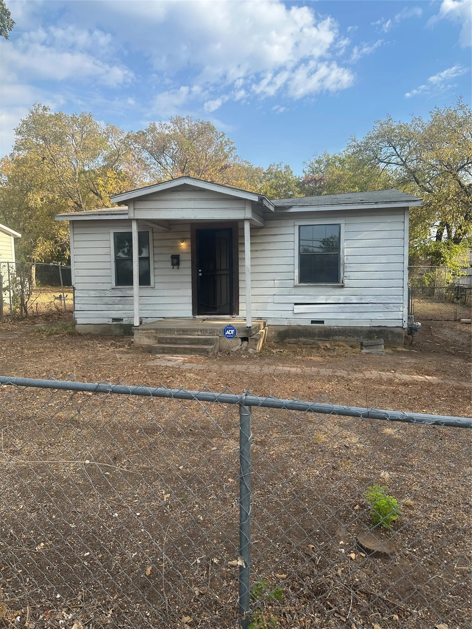 Single Family Residence For Sale in Tarrant County , 5117 Cottey Street, Fort Worth, Texas 76105, 2 Bedroom, 1 Bathroom, Garage spaces, 676 Sqft, built in 1960, mls#21373649, Real Estate Agent in Fort Worth, Homes For Sale in Tarrant county, Homes For Sale in Fort Worth, Realtor in Fort Worth Texas, Real Estate Brokerage Independent Realty Texas, Luminita Cordes Realtor