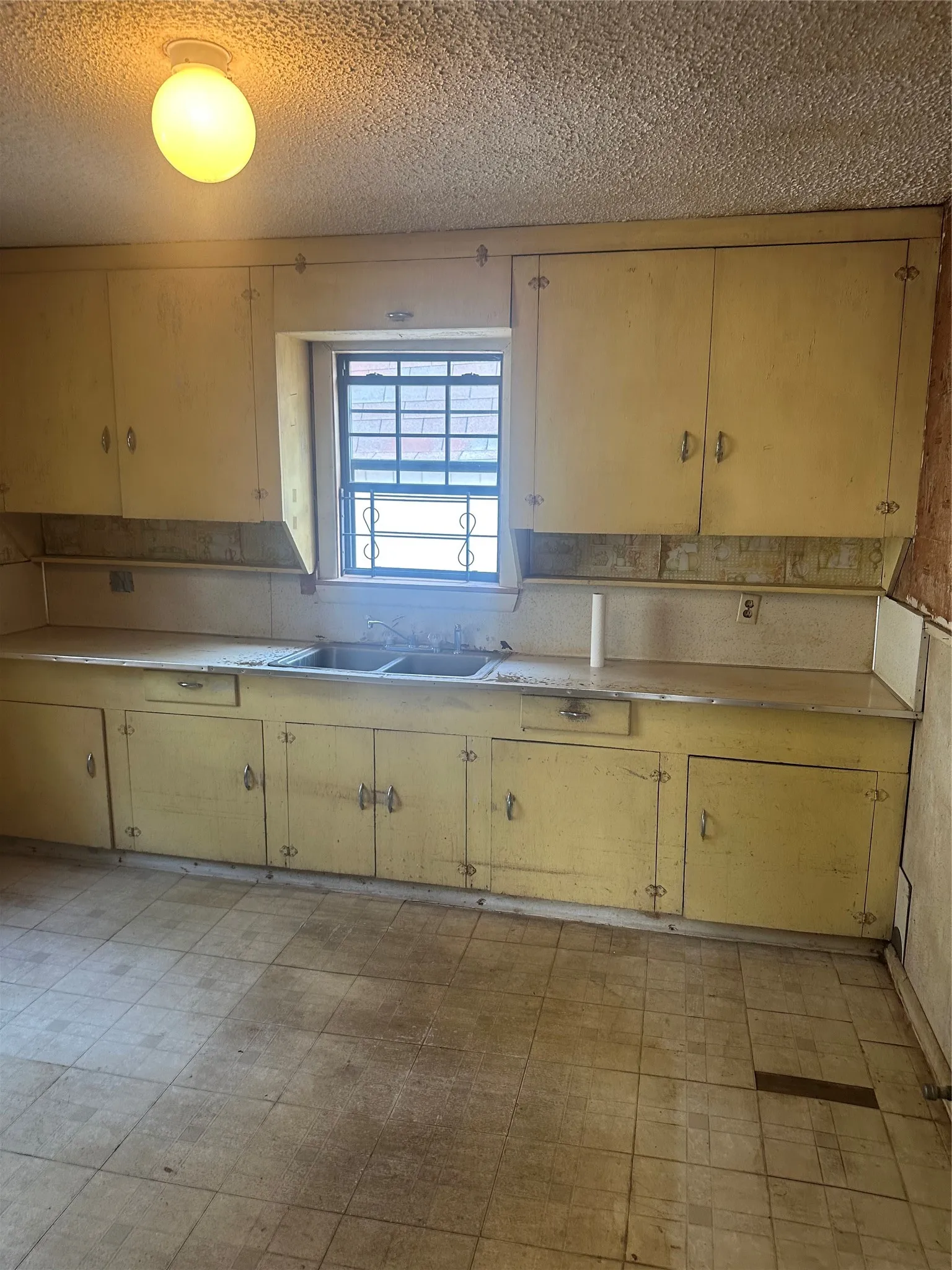 Single Family Residence For Sale in Tarrant County , 5117 Cottey Street, Fort Worth, Texas 76105, 2 Bedroom, 1 Bathroom, Garage spaces, 676 Sqft, built in 1960, mls#21373649, Real Estate Agent in Fort Worth, Homes For Sale in Tarrant county, Homes For Sale in Fort Worth, Realtor in Fort Worth Texas, Real Estate Brokerage Independent Realty Texas, Luminita Cordes Realtor