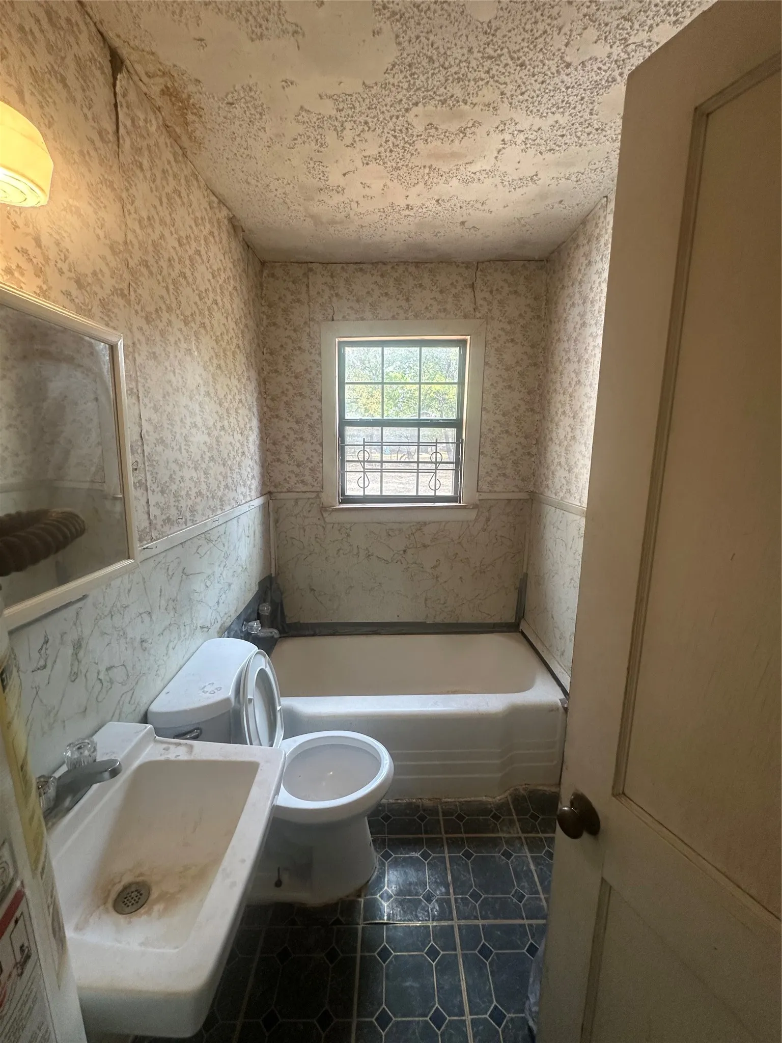 Single Family Residence For Sale in Tarrant County , 5117 Cottey Street, Fort Worth, Texas 76105, 2 Bedroom, 1 Bathroom, Garage spaces, 676 Sqft, built in 1960, mls#21373649, Real Estate Agent in Fort Worth, Homes For Sale in Tarrant county, Homes For Sale in Fort Worth, Realtor in Fort Worth Texas, Real Estate Brokerage Independent Realty Texas, Luminita Cordes Realtor