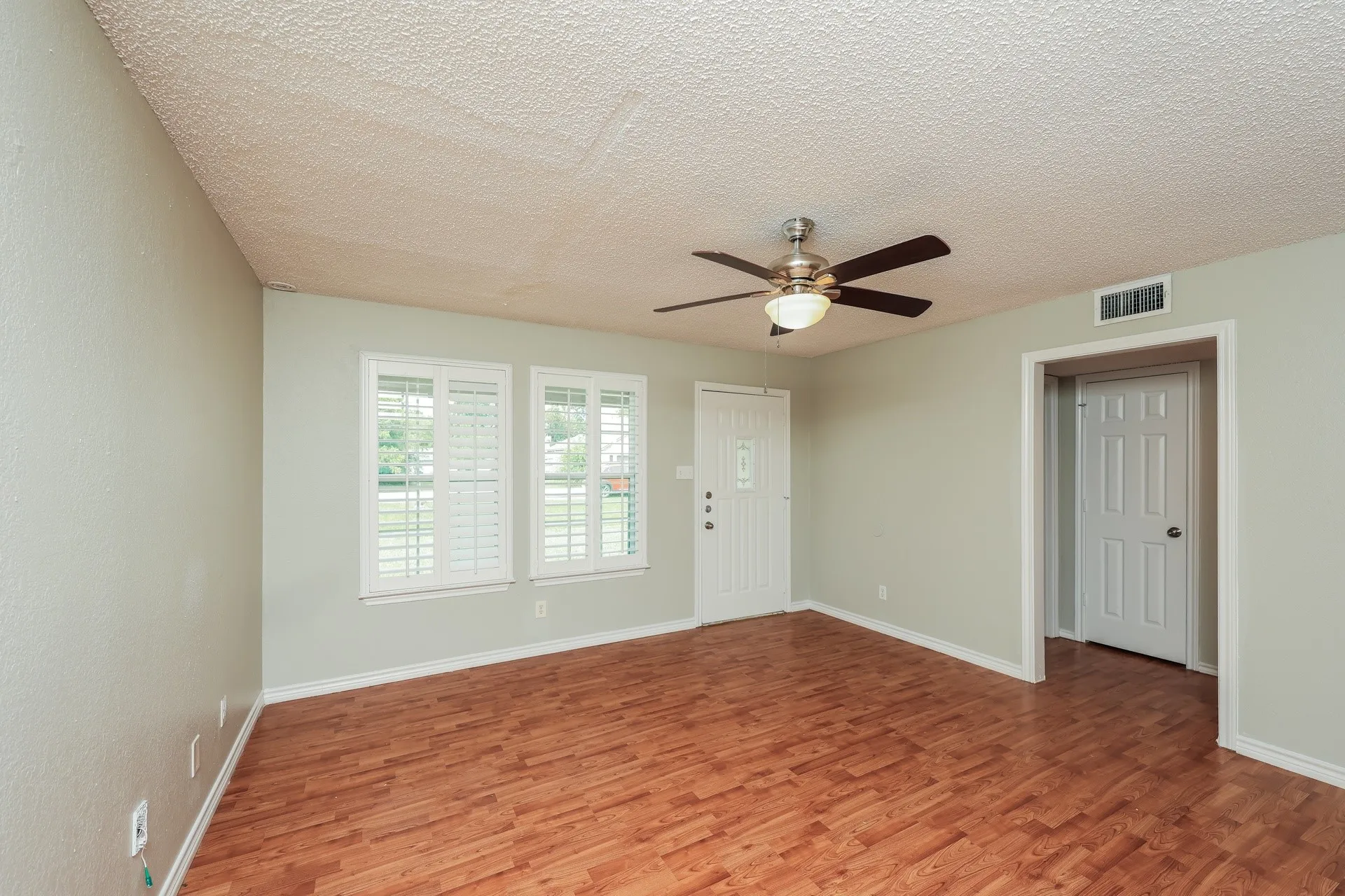 Single Family Residence For Rent in Kaufman County , 609 E Buffalo Street, Forney, Texas 75126, 3 Bedroom, 2 Bathroom, 1 Garage spaces, 1,091 Sqft, built in 1993, mls#21373650, Real Estate Agent in Forney, Homes For Rent in Kaufman county, Homes For Rent in Forney, Realtor in Forney Texas, Real Estate Brokerage Independent Realty Texas, Luminita Cordes Realtor