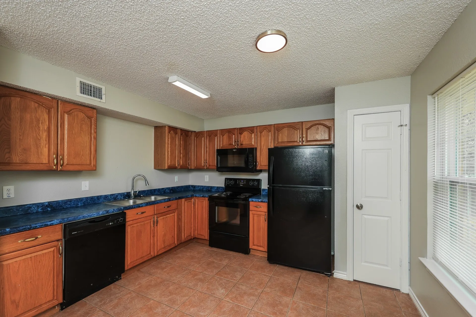 Single Family Residence For Rent in Kaufman County , 609 E Buffalo Street, Forney, Texas 75126, 3 Bedroom, 2 Bathroom, 1 Garage spaces, 1,091 Sqft, built in 1993, mls#21373650, Real Estate Agent in Forney, Homes For Rent in Kaufman county, Homes For Rent in Forney, Realtor in Forney Texas, Real Estate Brokerage Independent Realty Texas, Luminita Cordes Realtor