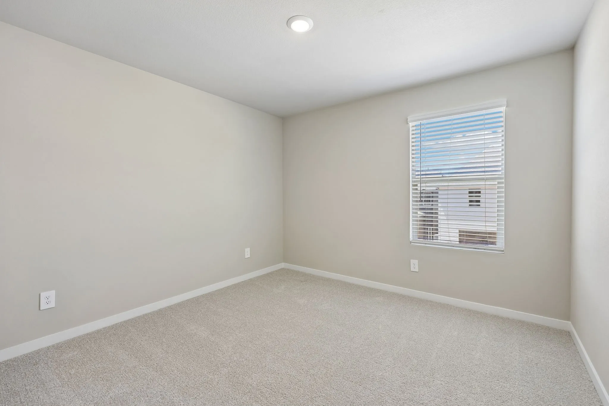  Photo is not of the actual home, but is an inspirational photo of builder’s model home and may depict options, furnishings, and/or decorator features that are not included.

