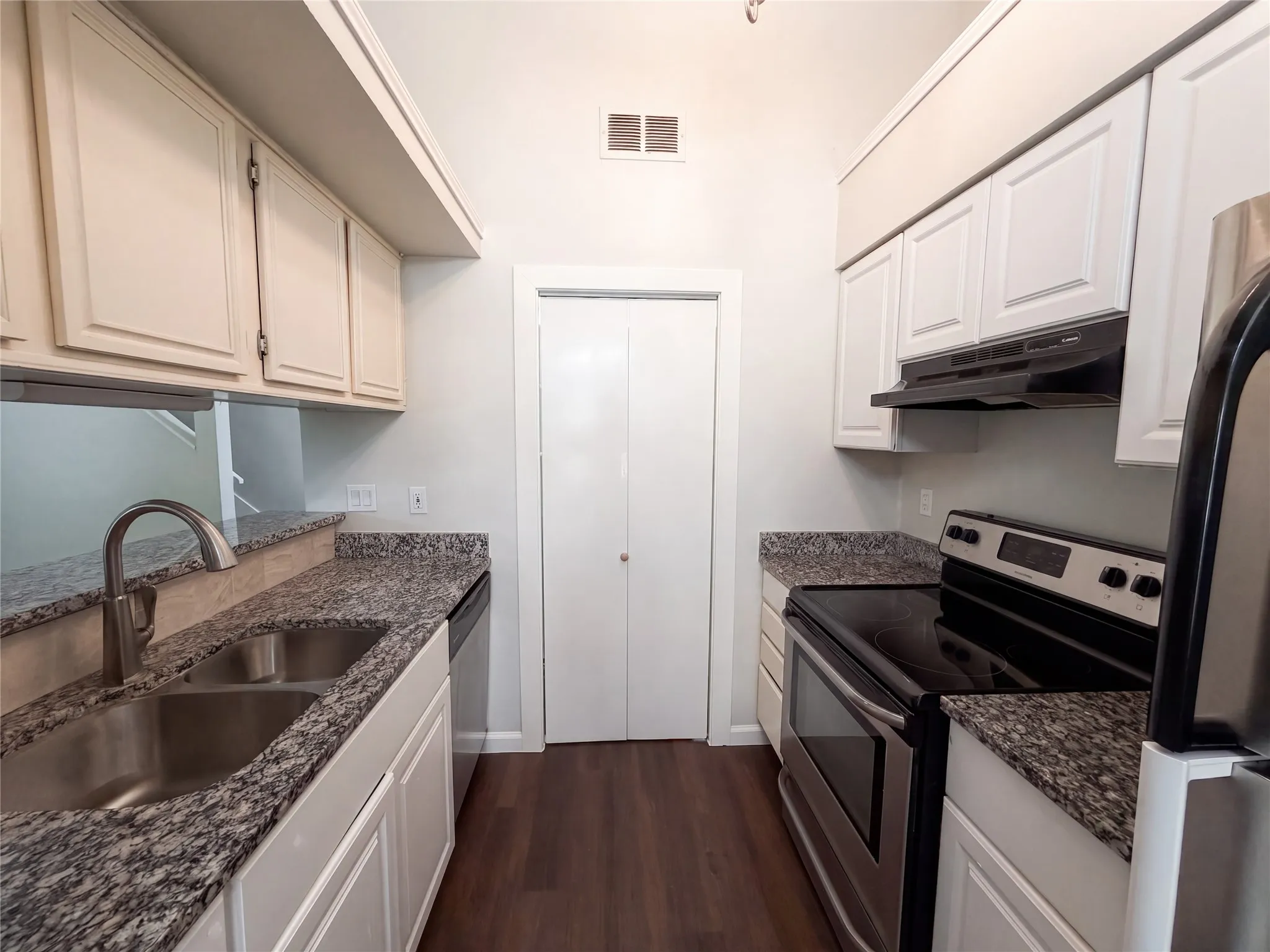 Single Family Residence For Sale in Ellis County , 108 Marvin Gardens, Waxahachie, Texas 75165, 3 Bedroom, 2 Bathroom, Garage spaces, 1,148 Sqft, built in 1992, mls#21373527, Real Estate Agent in Waxahachie, Homes For Sale in Ellis county, Homes For Sale in Waxahachie, Realtor in Waxahachie Texas, Real Estate Brokerage Independent Realty Texas, Luminita Cordes Realtor