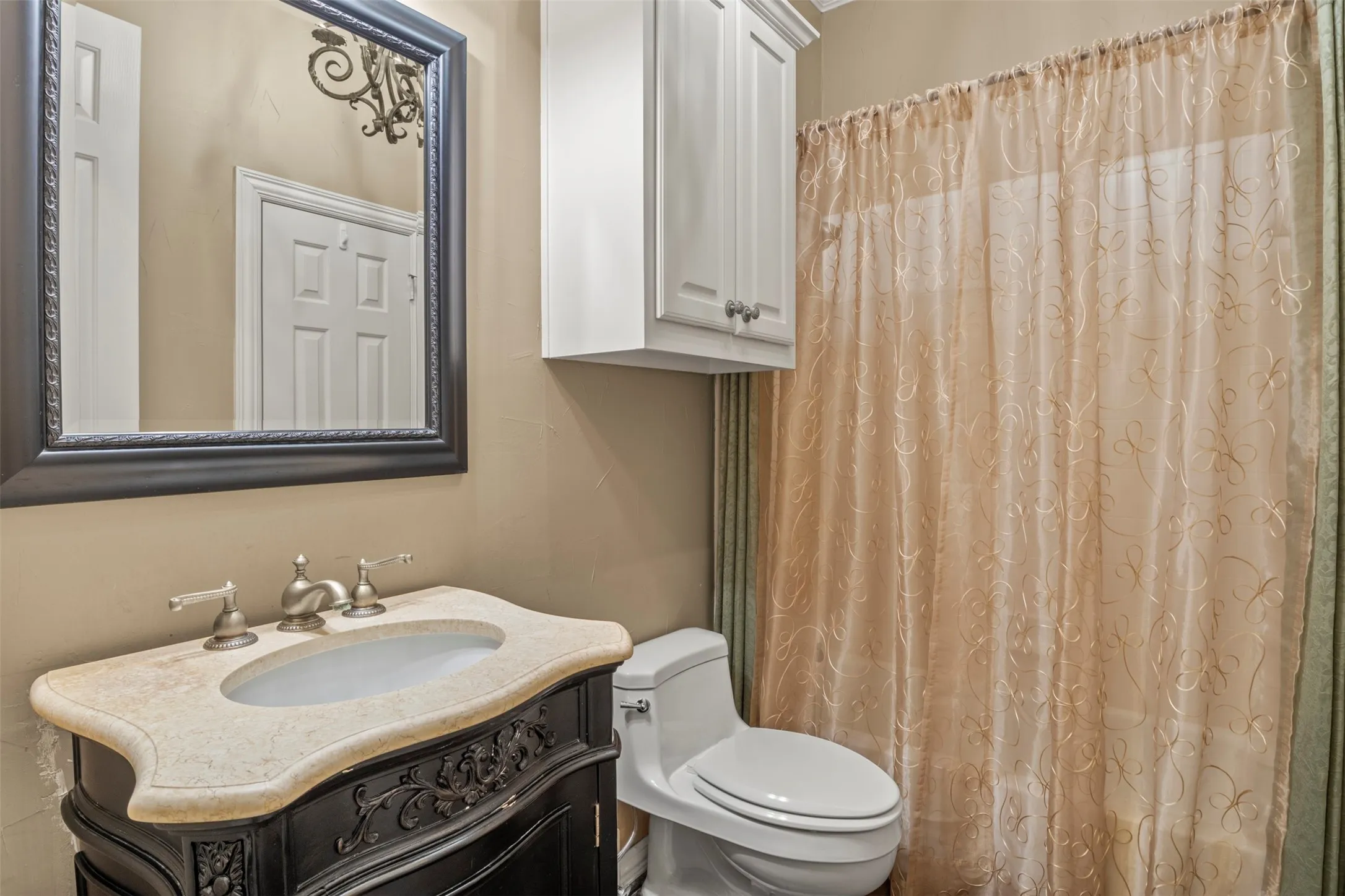 Full bath for main level guest bedroom.