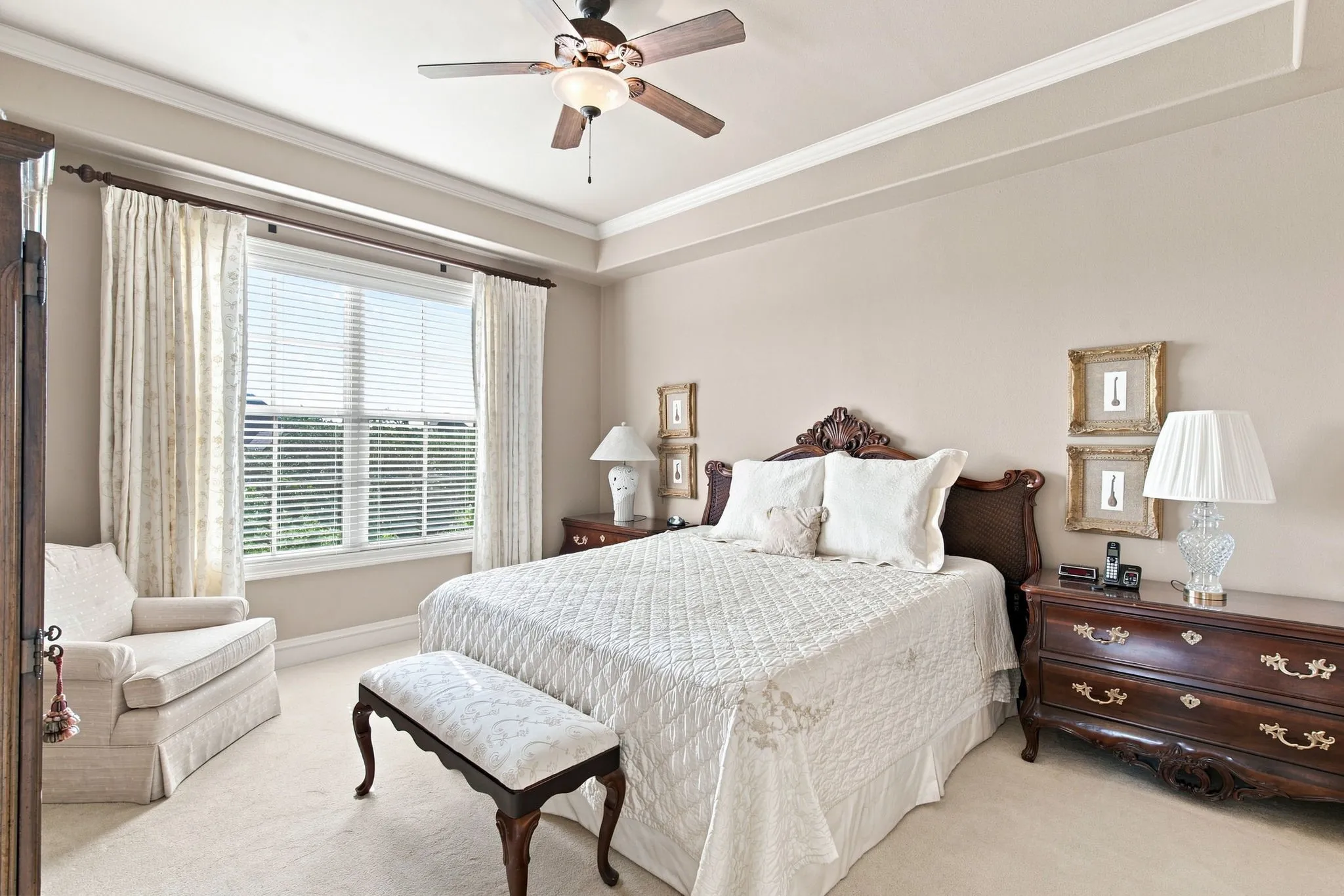 Tray ceiling with crown molding and a ceiling fan