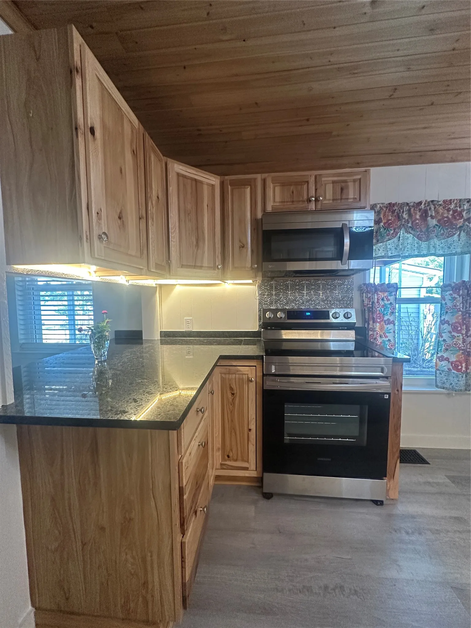 Single Family Residence For Sale in Wood County , 1776 County Road 2270, Mineola, Texas 75773, 3 Bedroom, 2 Bathroom, 2 Garage spaces, 1,596 Sqft, built in 1970, mls#21373008, Real Estate Agent in Mineola, Homes For Sale in Wood county, Homes For Sale in Mineola, Realtor in Mineola Texas, Real Estate Brokerage Independent Realty Texas, Luminita Cordes Realtor