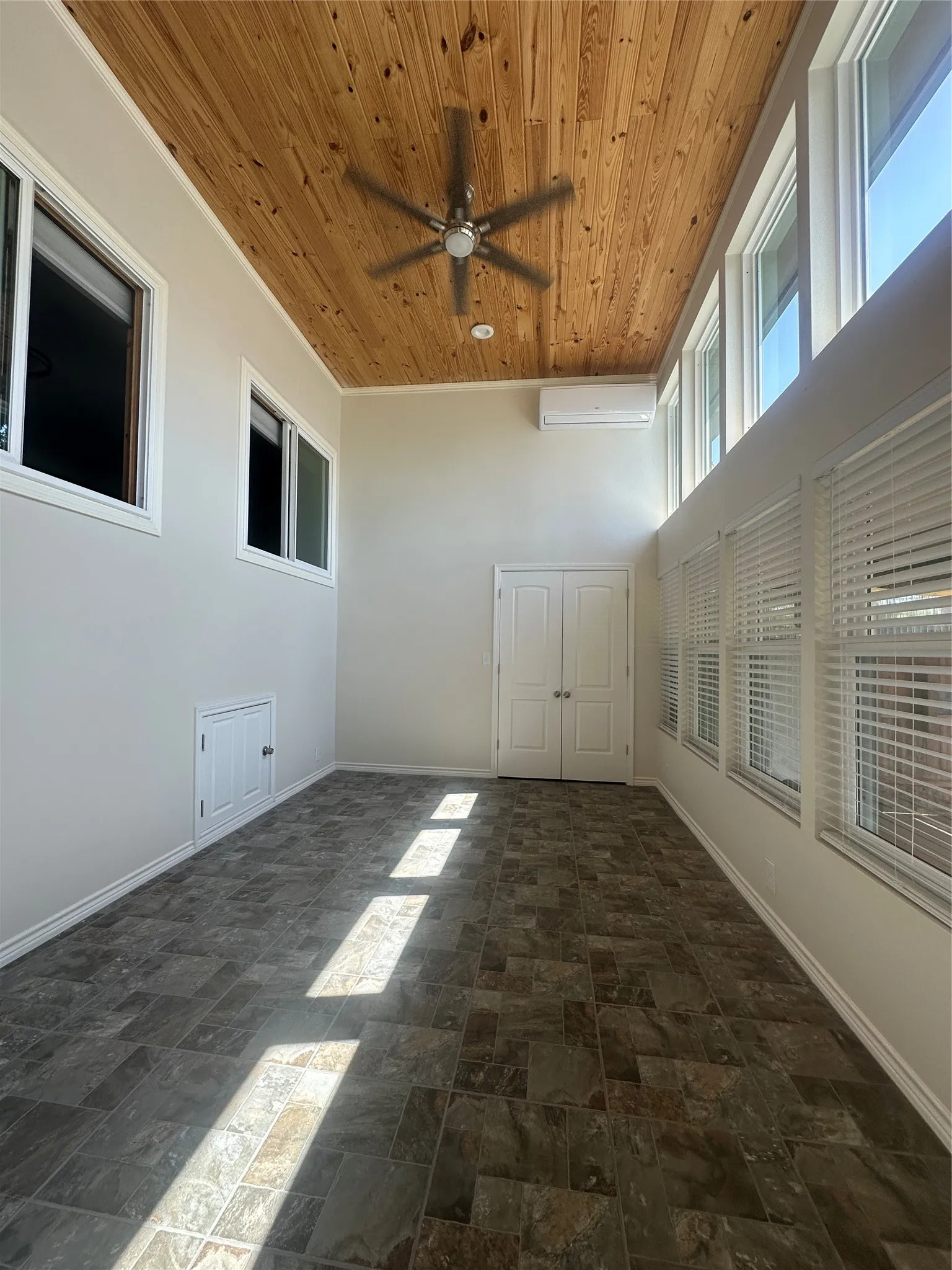 Single Family Residence For Sale in Wood County , 1776 County Road 2270, Mineola, Texas 75773, 3 Bedroom, 2 Bathroom, 2 Garage spaces, 1,596 Sqft, built in 1970, mls#21373008, Real Estate Agent in Mineola, Homes For Sale in Wood county, Homes For Sale in Mineola, Realtor in Mineola Texas, Real Estate Brokerage Independent Realty Texas, Luminita Cordes Realtor