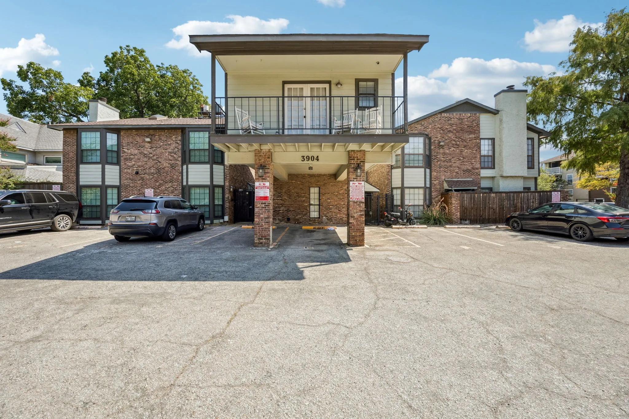Condominium For Rent in Dallas County , 3904 Rawlins Street 116, Dallas, Texas 75219, 2 Bedroom, 3 Bathroom, Garage spaces, 1,101 Sqft, built in 1981, mls#21373683, Real Estate Agent in Dallas, Homes For Rent in Dallas county, Homes For Rent in Dallas, Realtor in Dallas Texas, Real Estate Brokerage Independent Realty Texas, Luminita Cordes Realtor