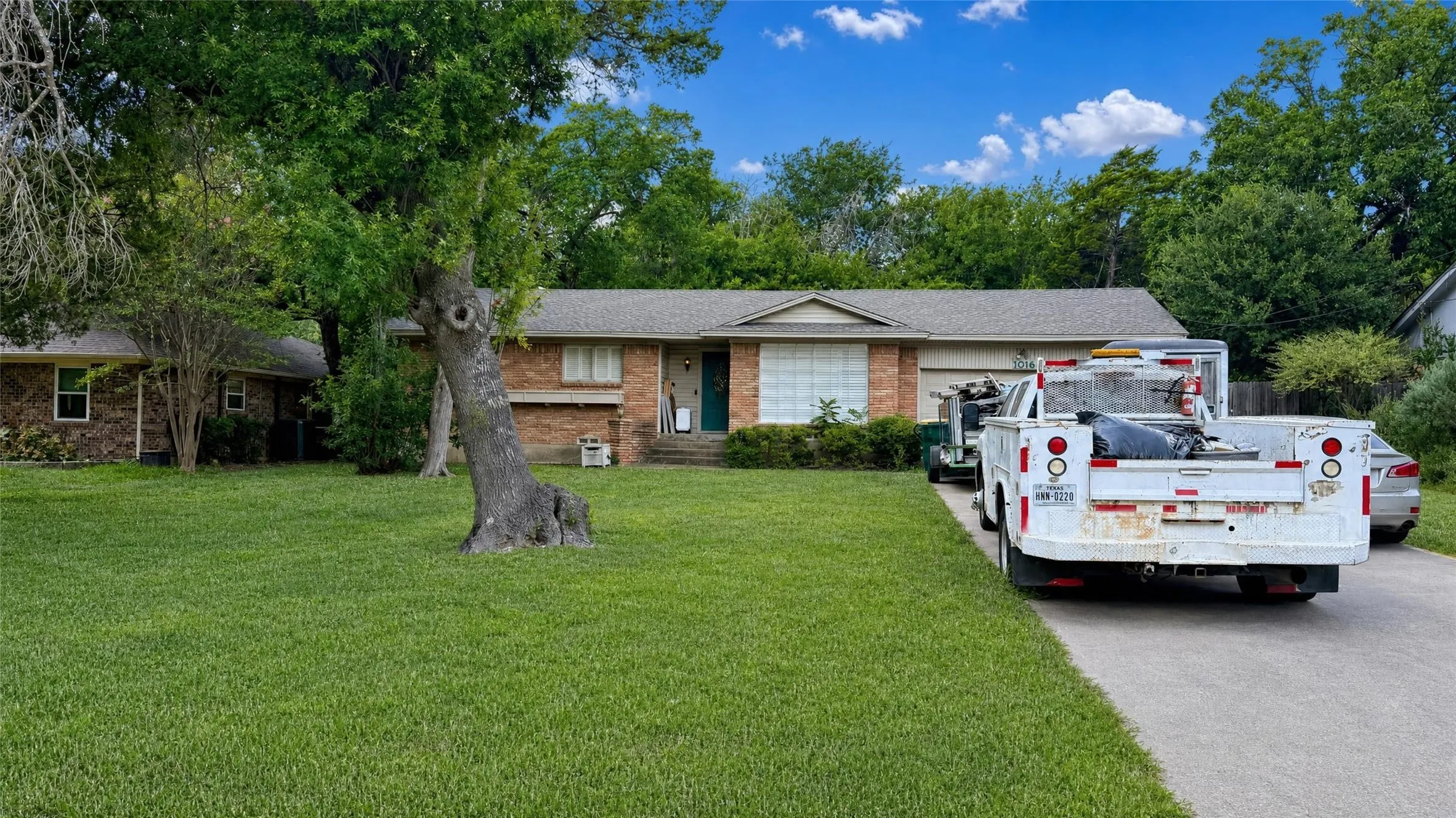 Single Family Residence For Sale in Dallas County , 1016 Tower Drive, Cedar Hill, Texas 75104, 3 Bedroom, 2 Bathroom, 2 Garage spaces, 1,482 Sqft, built in 1963, mls#21371340, Real Estate Agent in Cedar Hill, Homes For Sale in Dallas county, Homes For Sale in Cedar Hill, Realtor in Cedar Hill Texas, Real Estate Brokerage Independent Realty Texas, Luminita Cordes Realtor