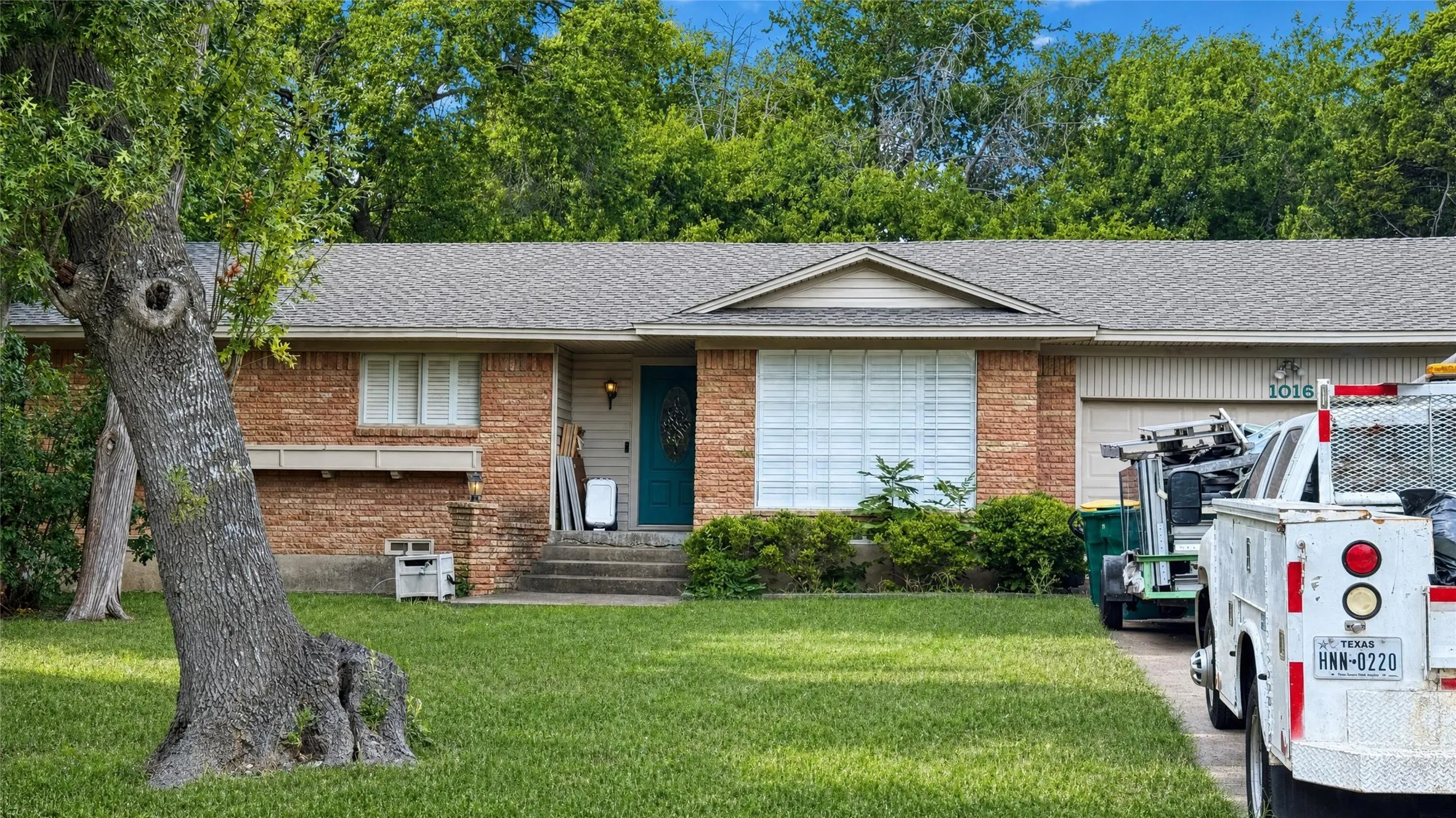 Single Family Residence For Sale in Dallas County , 1016 Tower Drive, Cedar Hill, Texas 75104, 3 Bedroom, 2 Bathroom, 2 Garage spaces, 1,482 Sqft, built in 1963, mls#21371340, Real Estate Agent in Cedar Hill, Homes For Sale in Dallas county, Homes For Sale in Cedar Hill, Realtor in Cedar Hill Texas, Real Estate Brokerage Independent Realty Texas, Luminita Cordes Realtor