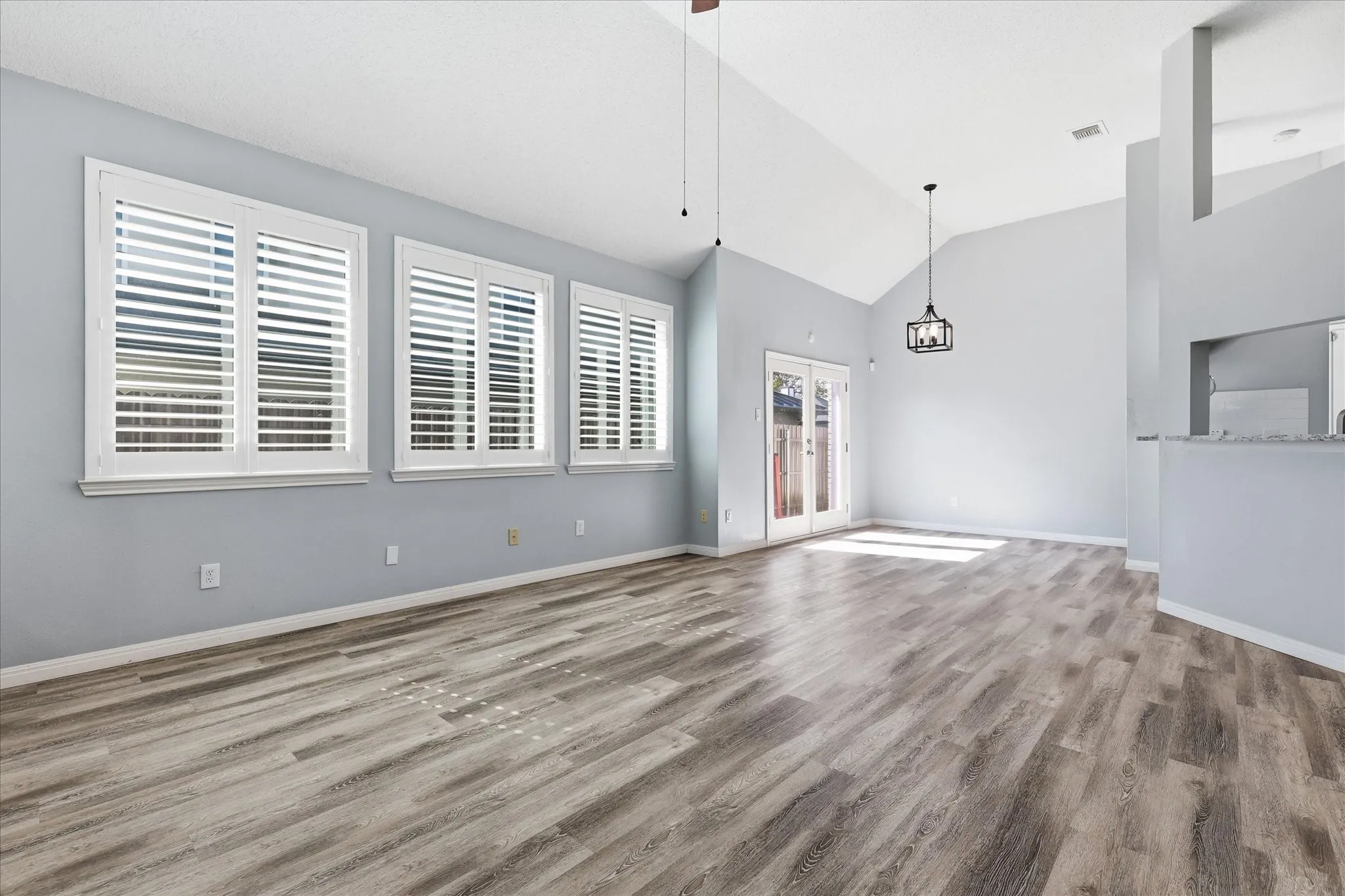 Single Family Residence For Sale in Denton County , 4311 Harvest Hill Road, Carrollton, Texas 75010, 3 Bedroom, 2 Bathroom, 2 Garage spaces, 1,331 Sqft, built in 1985, mls#21372467, Real Estate Agent in Carrollton, Homes For Sale in Denton county, Homes For Sale in Carrollton, Realtor in Carrollton Texas, Real Estate Brokerage Independent Realty Texas, Luminita Cordes Realtor