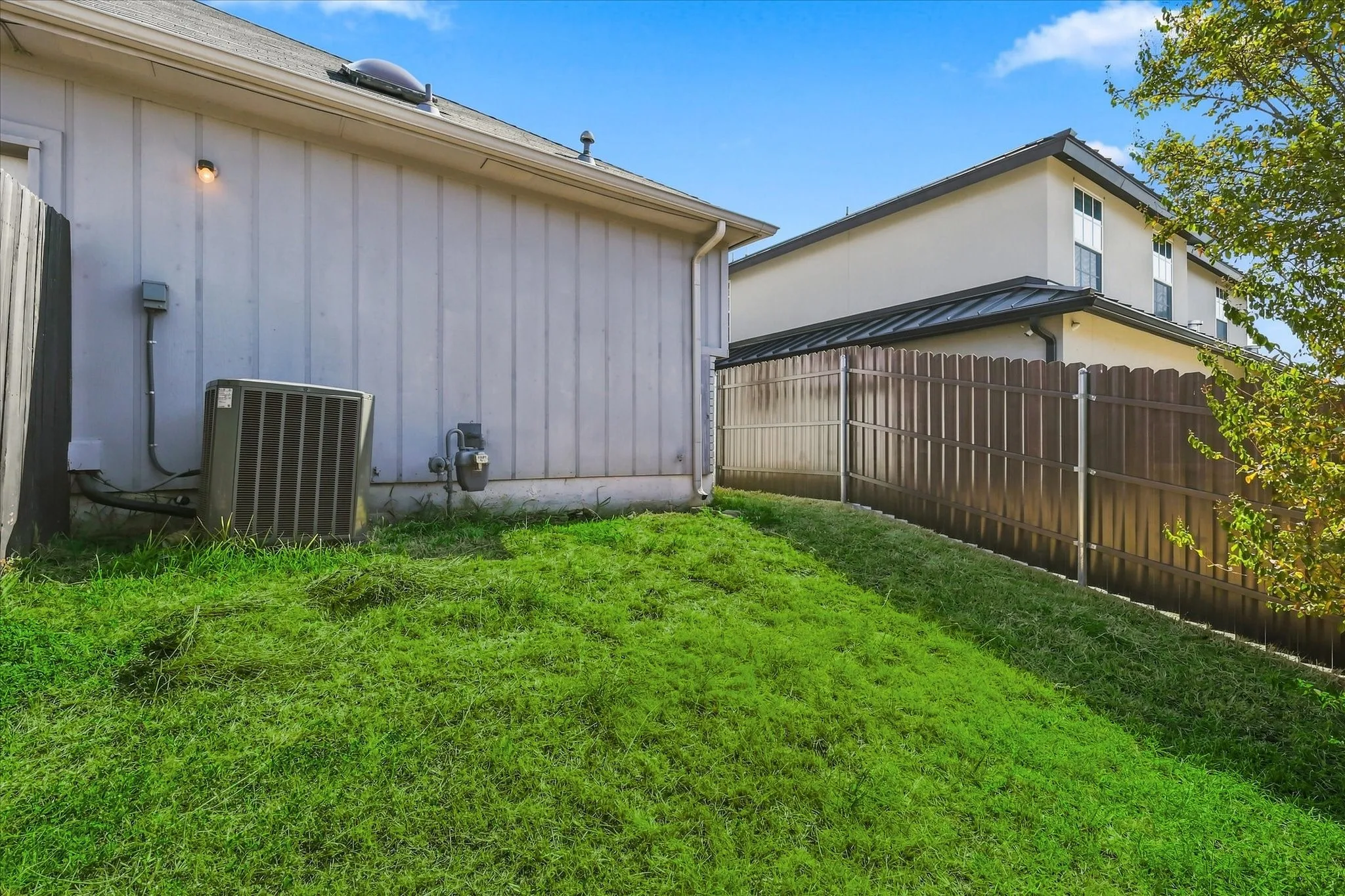 Single Family Residence For Sale in Denton County , 4311 Harvest Hill Road, Carrollton, Texas 75010, 3 Bedroom, 2 Bathroom, 2 Garage spaces, 1,331 Sqft, built in 1985, mls#21372467, Real Estate Agent in Carrollton, Homes For Sale in Denton county, Homes For Sale in Carrollton, Realtor in Carrollton Texas, Real Estate Brokerage Independent Realty Texas, Luminita Cordes Realtor