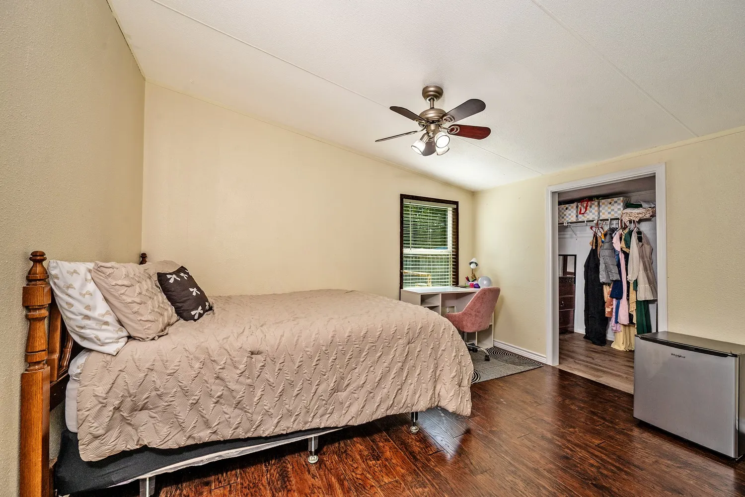 Manufactured Home For Sale in Grayson County , 2004 Flowing Wells Road, Pottsboro, Texas 75076, 4 Bedroom, 3 Bathroom, Garage spaces, 2,128 Sqft, built in 2001, mls#21372075, Real Estate Agent in Pottsboro, Homes For Sale in Grayson county, Homes For Sale in Pottsboro, Realtor in Pottsboro Texas, Real Estate Brokerage Independent Realty Texas, Luminita Cordes Realtor