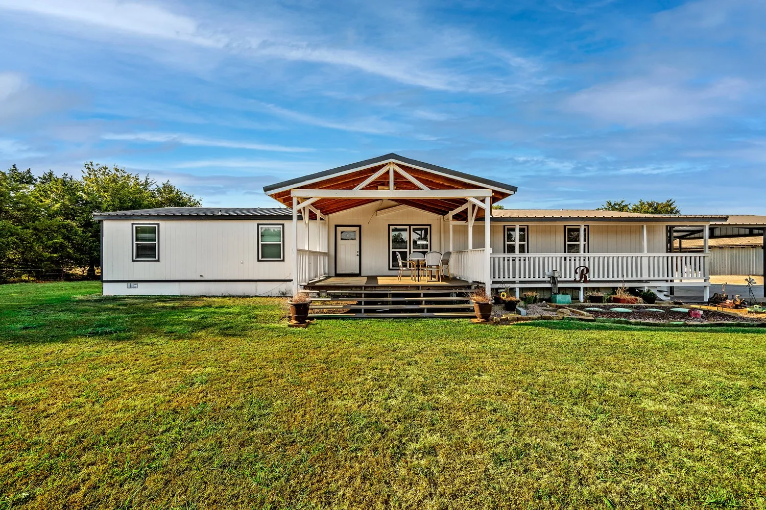 Manufactured Home For Sale in Grayson County , 2004 Flowing Wells Road, Pottsboro, Texas 75076, 4 Bedroom, 3 Bathroom, Garage spaces, 2,128 Sqft, built in 2001, mls#21372075, Real Estate Agent in Pottsboro, Homes For Sale in Grayson county, Homes For Sale in Pottsboro, Realtor in Pottsboro Texas, Real Estate Brokerage Independent Realty Texas, Luminita Cordes Realtor