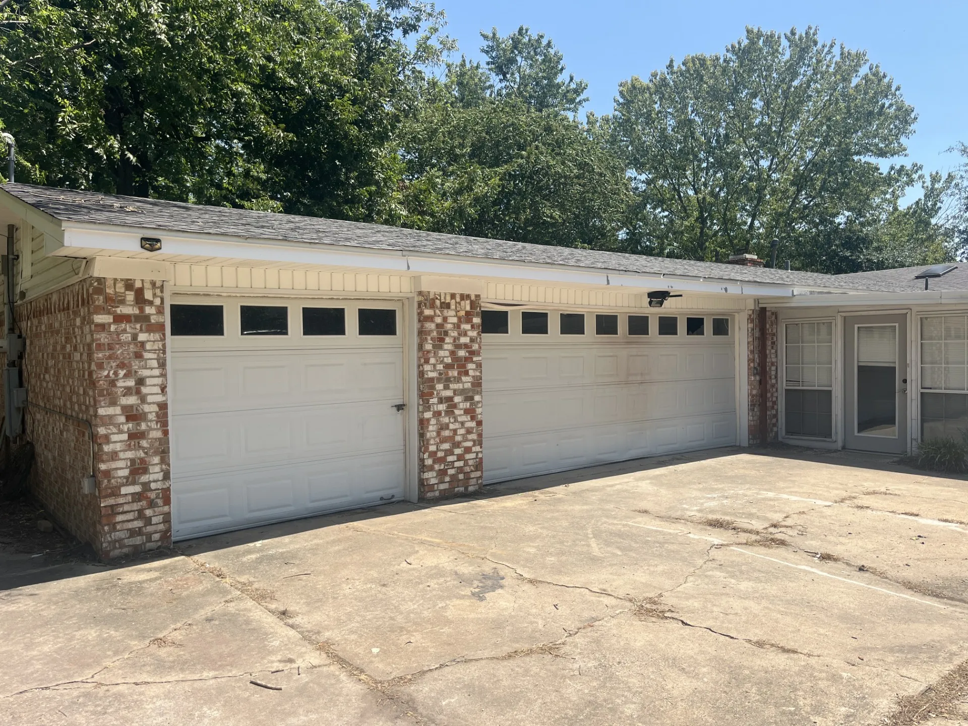 Single Family Residence For Sale in Red River (TX) County , 705 4th, Clarksville, Texas 75426, 4 Bedroom, 3 Bathroom, 3 Garage spaces, 2,959 Sqft, built in 1964, mls#21373644, Real Estate Agent in Clarksville, Homes For Sale in Red River (TX) county, Homes For Sale in Clarksville, Realtor in Clarksville Texas, Real Estate Brokerage Independent Realty Texas, Luminita Cordes Realtor