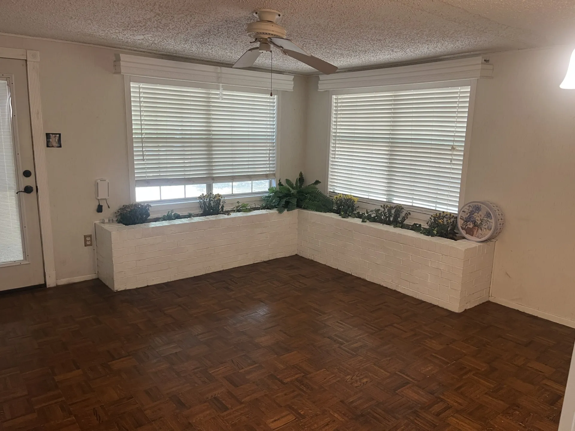 Single Family Residence For Sale in Red River (TX) County , 705 4th, Clarksville, Texas 75426, 4 Bedroom, 3 Bathroom, 3 Garage spaces, 2,959 Sqft, built in 1964, mls#21373644, Real Estate Agent in Clarksville, Homes For Sale in Red River (TX) county, Homes For Sale in Clarksville, Realtor in Clarksville Texas, Real Estate Brokerage Independent Realty Texas, Luminita Cordes Realtor