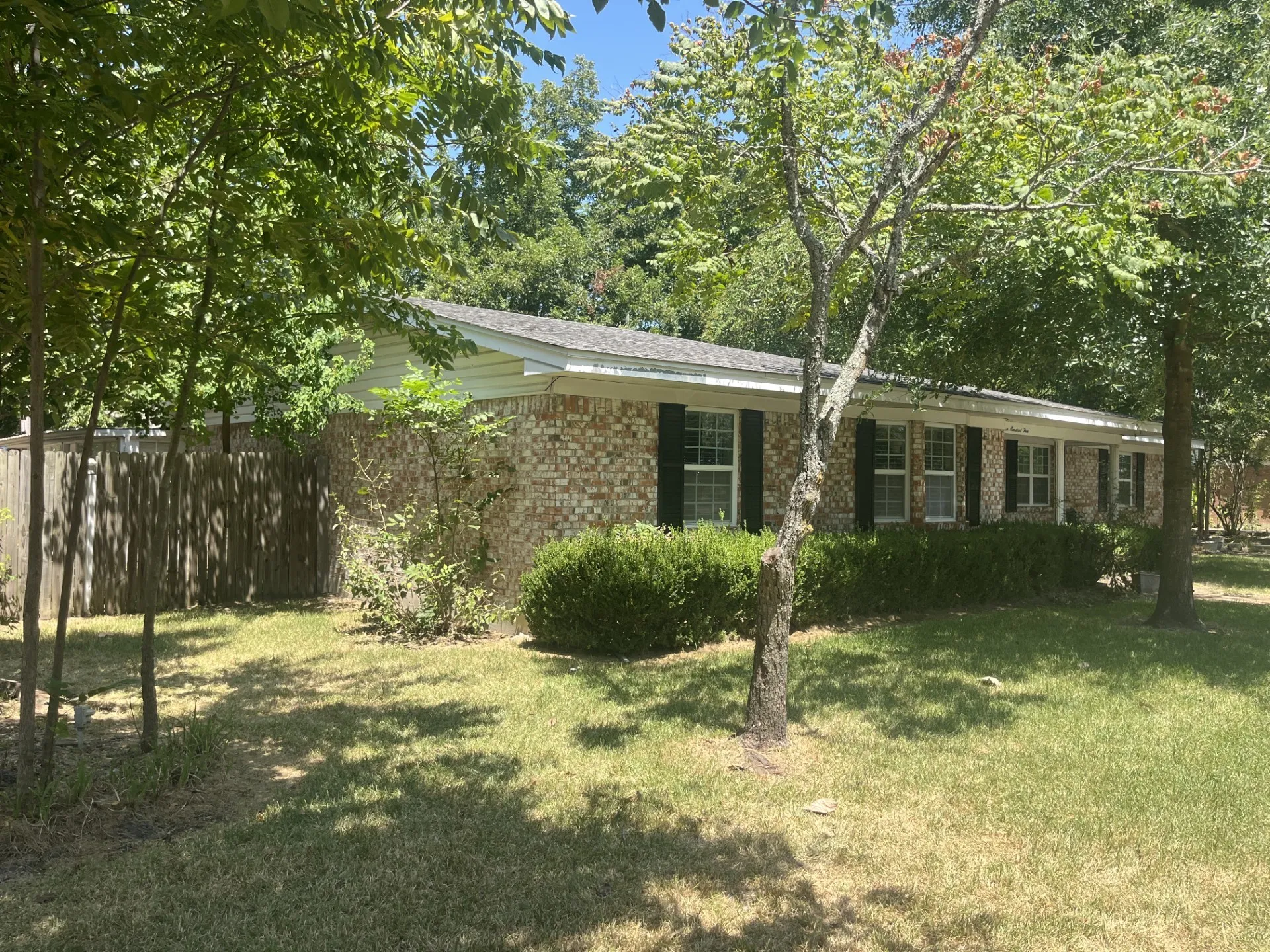 Single Family Residence For Sale in Red River (TX) County , 705 4th, Clarksville, Texas 75426, 4 Bedroom, 3 Bathroom, 3 Garage spaces, 2,959 Sqft, built in 1964, mls#21373644, Real Estate Agent in Clarksville, Homes For Sale in Red River (TX) county, Homes For Sale in Clarksville, Realtor in Clarksville Texas, Real Estate Brokerage Independent Realty Texas, Luminita Cordes Realtor