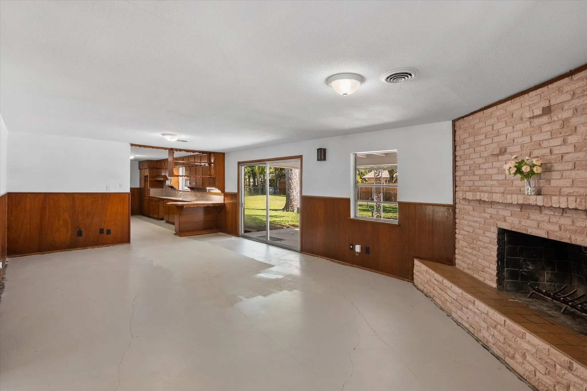 Single Family Residence For Sale in Tarrant County , 4316 Ashmore Drive, North Richland Hills, Texas 76180, 4 Bedroom, 2 Bathroom, Garage spaces, 2,398 Sqft, built in 1960, mls#21373702, Real Estate Agent in North Richland Hills, Homes For Sale in Tarrant county, Homes For Sale in North Richland Hills, Realtor in North Richland Hills Texas, Real Estate Brokerage Independent Realty Texas, Luminita Cordes Realtor
