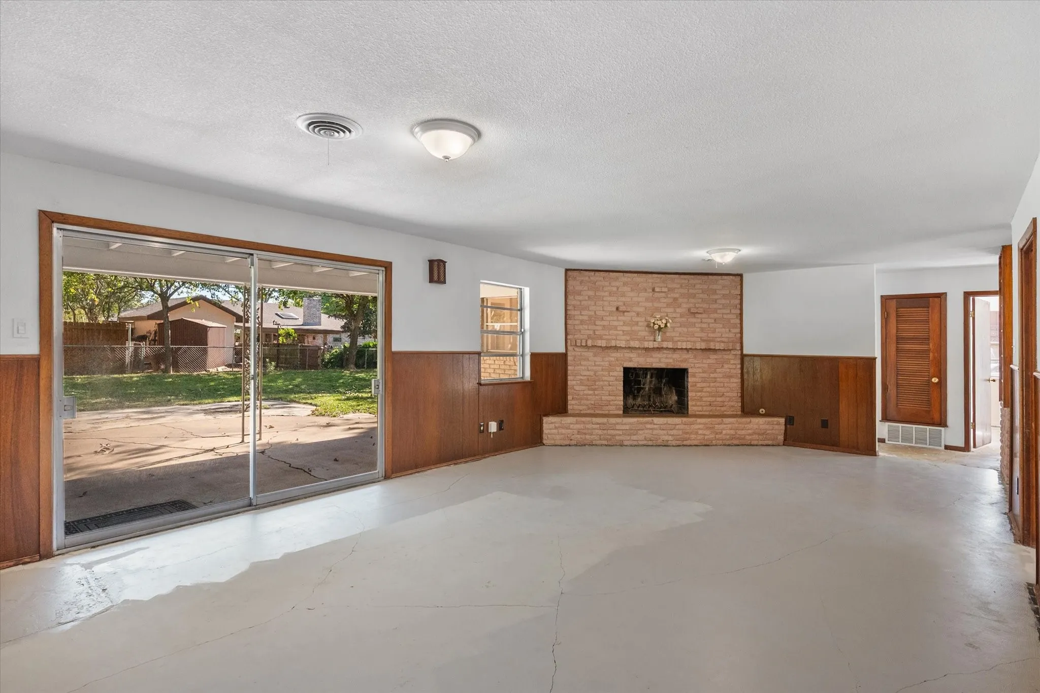 Single Family Residence For Sale in Tarrant County , 4316 Ashmore Drive, North Richland Hills, Texas 76180, 4 Bedroom, 2 Bathroom, Garage spaces, 2,398 Sqft, built in 1960, mls#21373702, Real Estate Agent in North Richland Hills, Homes For Sale in Tarrant county, Homes For Sale in North Richland Hills, Realtor in North Richland Hills Texas, Real Estate Brokerage Independent Realty Texas, Luminita Cordes Realtor