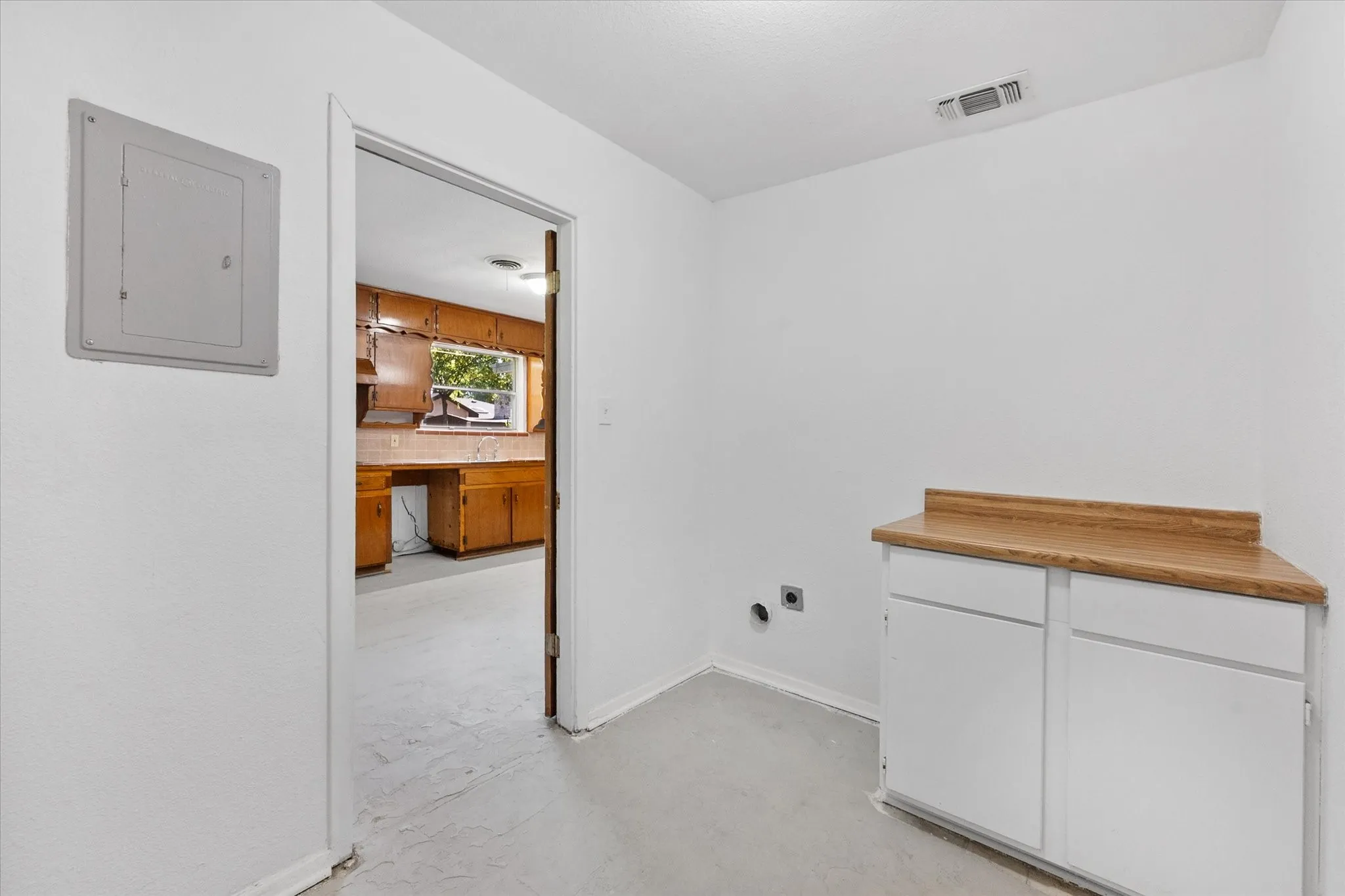Single Family Residence For Sale in Tarrant County , 4316 Ashmore Drive, North Richland Hills, Texas 76180, 4 Bedroom, 2 Bathroom, Garage spaces, 2,398 Sqft, built in 1960, mls#21373702, Real Estate Agent in North Richland Hills, Homes For Sale in Tarrant county, Homes For Sale in North Richland Hills, Realtor in North Richland Hills Texas, Real Estate Brokerage Independent Realty Texas, Luminita Cordes Realtor