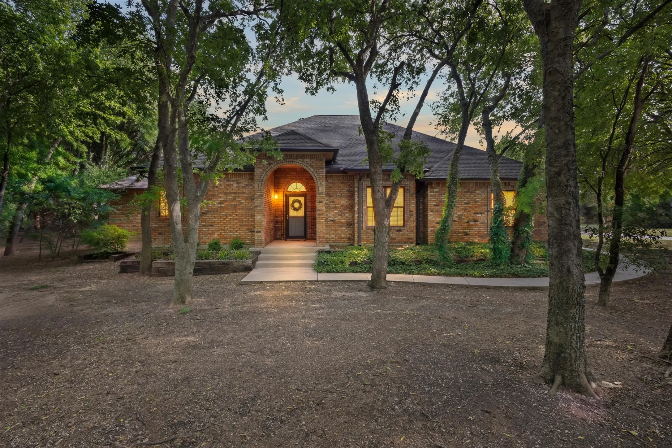 Single Family Residence For Sale in Ellis County , 290 Ashford Lane, Midlothian, Texas 76065, 4 Bedroom, 2 Bathroom, 2 Garage spaces, 2,258 Sqft, built in 1993, mls#21373688, Real Estate Agent in Midlothian, Homes For Sale in Ellis county, Homes For Sale in Midlothian, Realtor in Midlothian Texas, Real Estate Brokerage Independent Realty Texas, Luminita Cordes Realtor