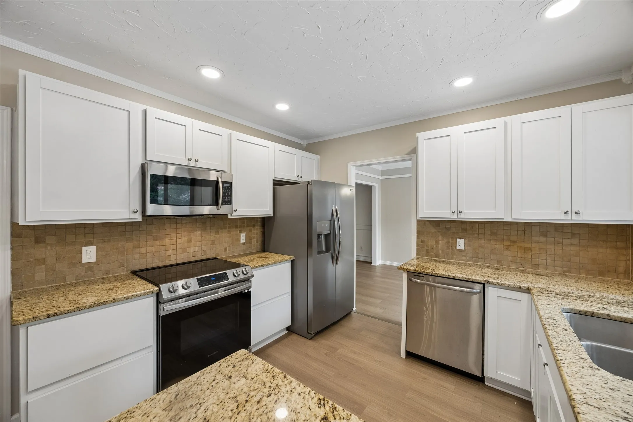 Single Family Residence For Sale in Tarrant County , 4321 Bradford Drive, Grapevine, Texas 76051, 3 Bedroom, 3 Bathroom, 2 Garage spaces, 2,210 Sqft, built in 1986, mls#21373713, Real Estate Agent in Grapevine, Homes For Sale in Tarrant county, Homes For Sale in Grapevine, Realtor in Grapevine Texas, Real Estate Brokerage Independent Realty Texas, Luminita Cordes Realtor