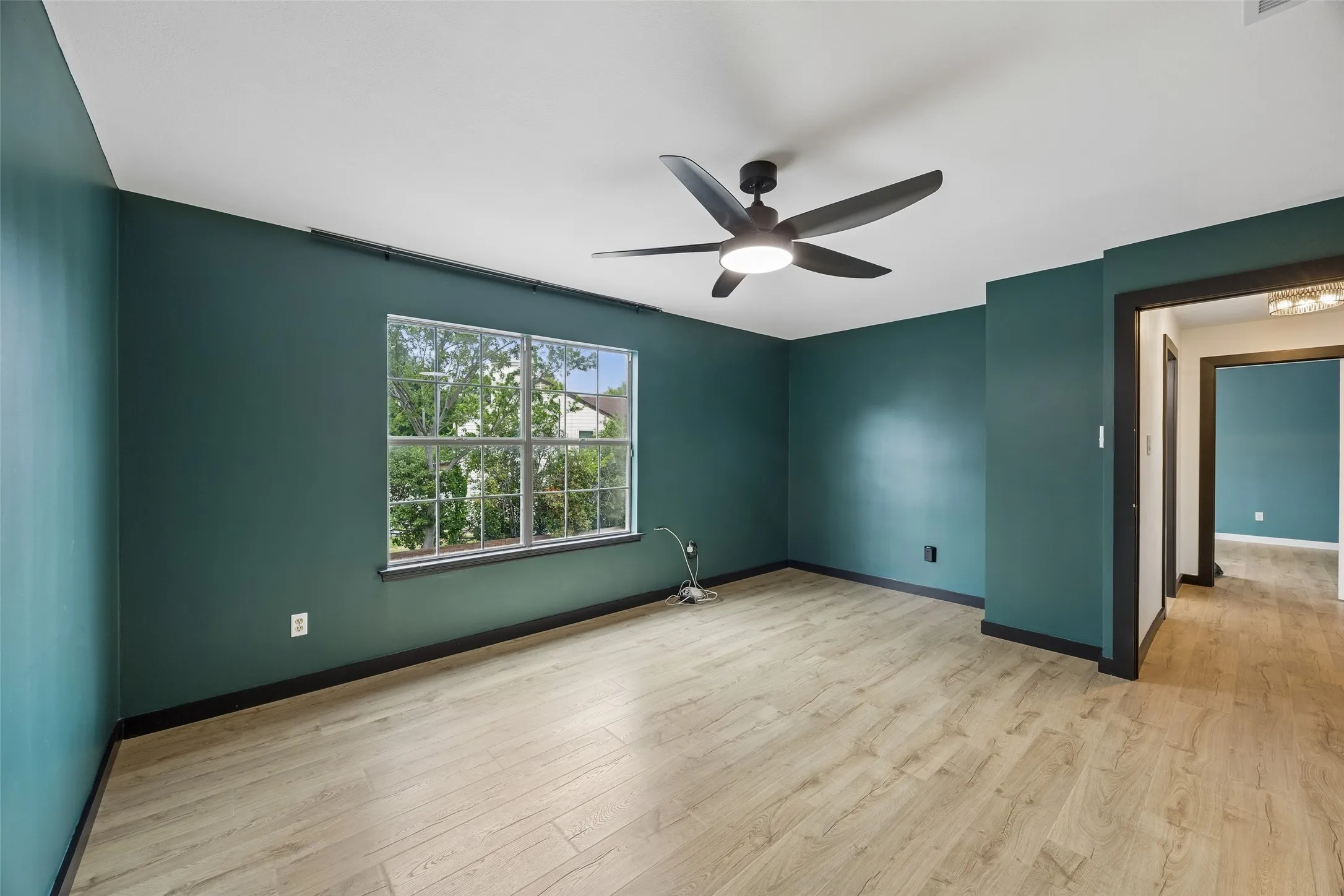 Single Family Residence For Sale in Tarrant County , 4321 Bradford Drive, Grapevine, Texas 76051, 3 Bedroom, 3 Bathroom, 2 Garage spaces, 2,210 Sqft, built in 1986, mls#21373713, Real Estate Agent in Grapevine, Homes For Sale in Tarrant county, Homes For Sale in Grapevine, Realtor in Grapevine Texas, Real Estate Brokerage Independent Realty Texas, Luminita Cordes Realtor