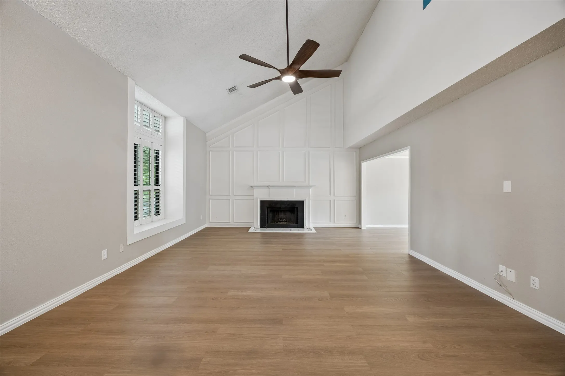 Single Family Residence For Sale in Tarrant County , 4321 Bradford Drive, Grapevine, Texas 76051, 3 Bedroom, 3 Bathroom, 2 Garage spaces, 2,210 Sqft, built in 1986, mls#21373713, Real Estate Agent in Grapevine, Homes For Sale in Tarrant county, Homes For Sale in Grapevine, Realtor in Grapevine Texas, Real Estate Brokerage Independent Realty Texas, Luminita Cordes Realtor