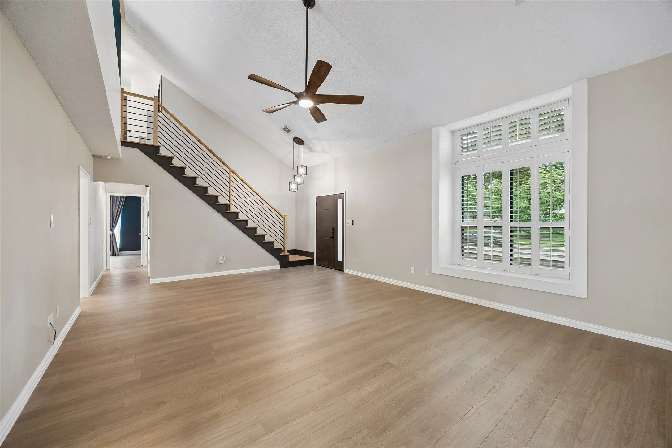Single Family Residence For Sale in Tarrant County , 4321 Bradford Drive, Grapevine, Texas 76051, 3 Bedroom, 3 Bathroom, 2 Garage spaces, 2,210 Sqft, built in 1986, mls#21373713, Real Estate Agent in Grapevine, Homes For Sale in Tarrant county, Homes For Sale in Grapevine, Realtor in Grapevine Texas, Real Estate Brokerage Independent Realty Texas, Luminita Cordes Realtor