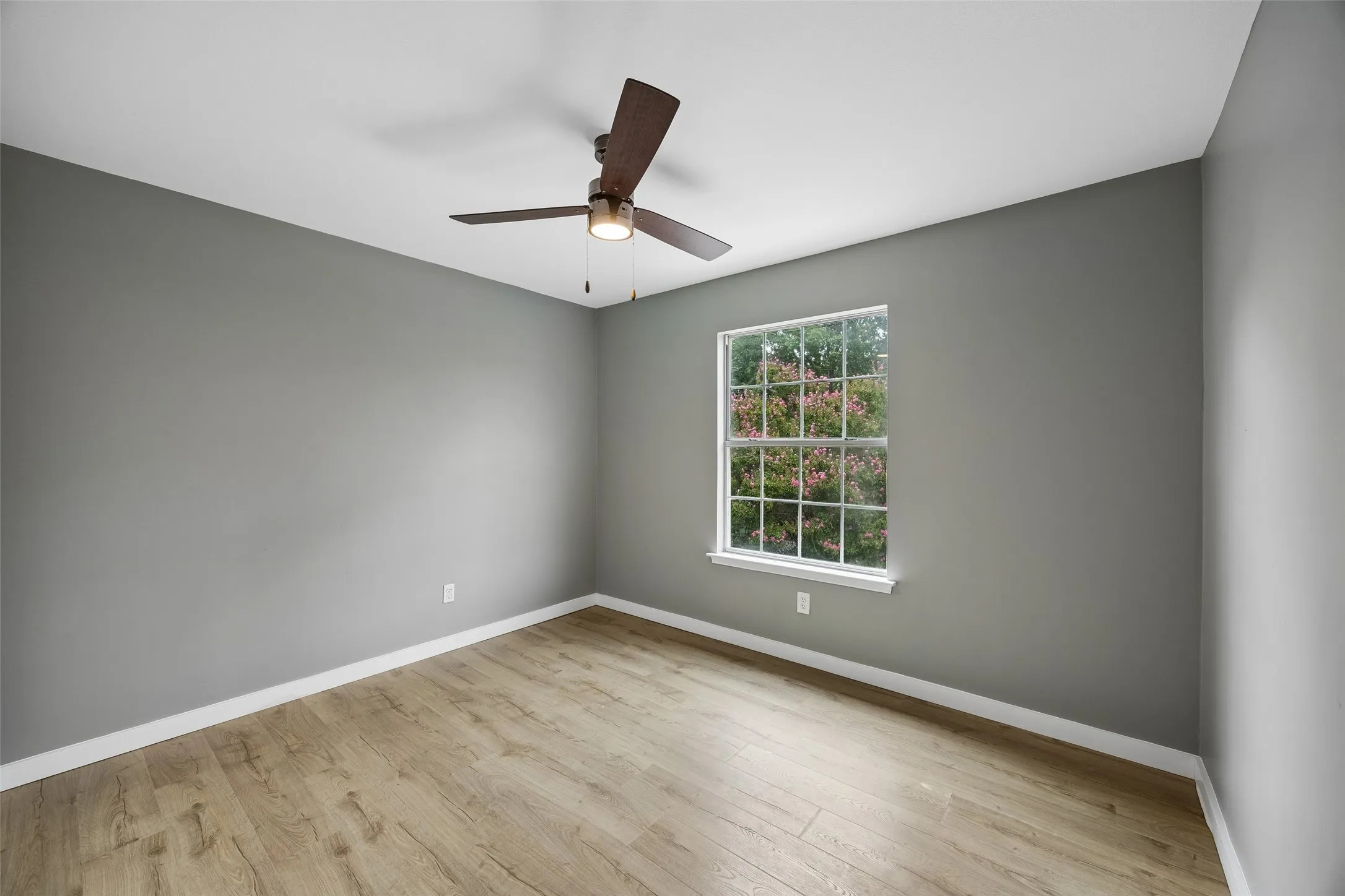 Single Family Residence For Sale in Tarrant County , 4321 Bradford Drive, Grapevine, Texas 76051, 3 Bedroom, 3 Bathroom, 2 Garage spaces, 2,210 Sqft, built in 1986, mls#21373713, Real Estate Agent in Grapevine, Homes For Sale in Tarrant county, Homes For Sale in Grapevine, Realtor in Grapevine Texas, Real Estate Brokerage Independent Realty Texas, Luminita Cordes Realtor