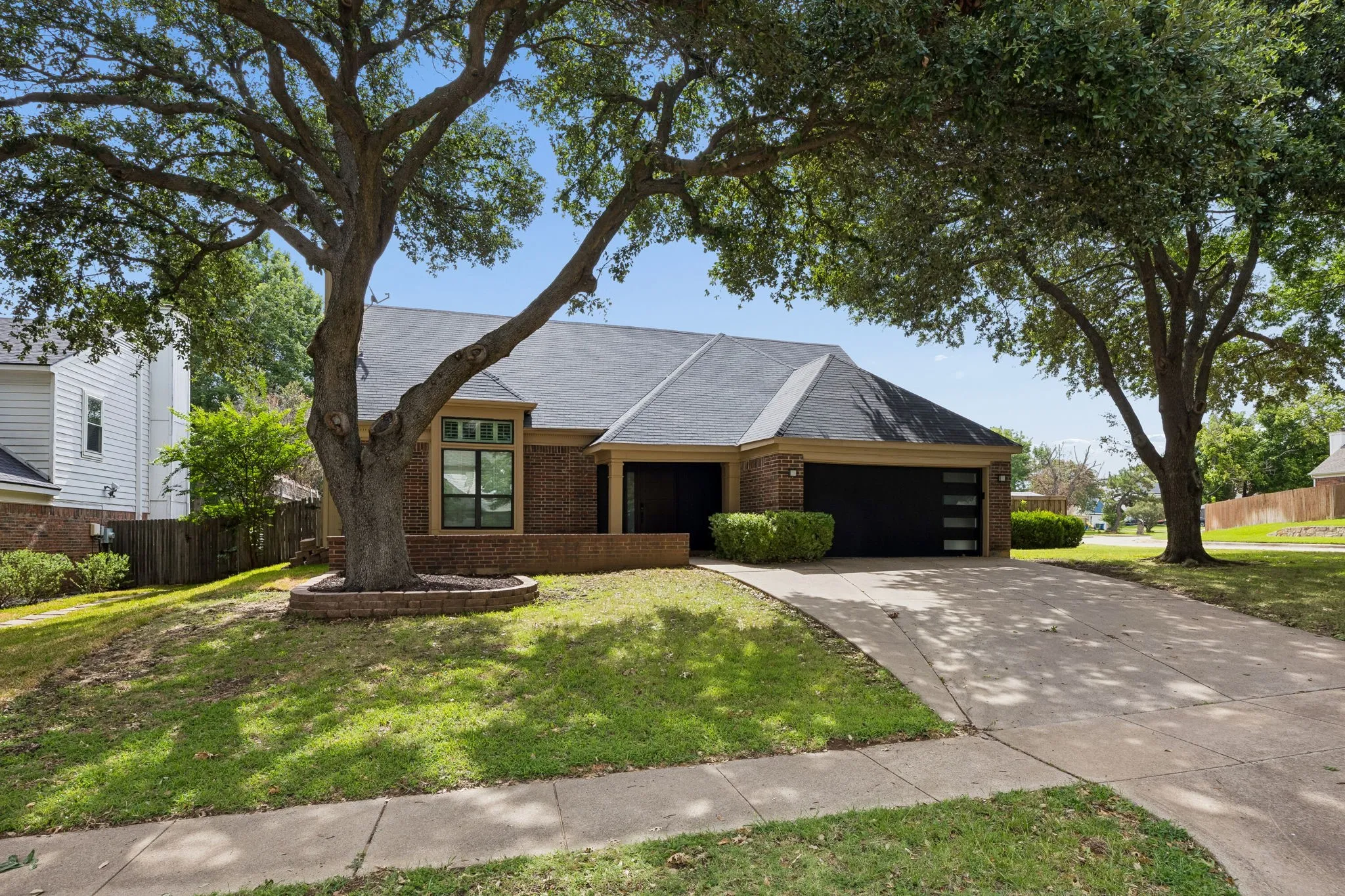 Single Family Residence For Sale in Tarrant County , 4321 Bradford Drive, Grapevine, Texas 76051, 3 Bedroom, 3 Bathroom, 2 Garage spaces, 2,210 Sqft, built in 1986, mls#21373713, Real Estate Agent in Grapevine, Homes For Sale in Tarrant county, Homes For Sale in Grapevine, Realtor in Grapevine Texas, Real Estate Brokerage Independent Realty Texas, Luminita Cordes Realtor
