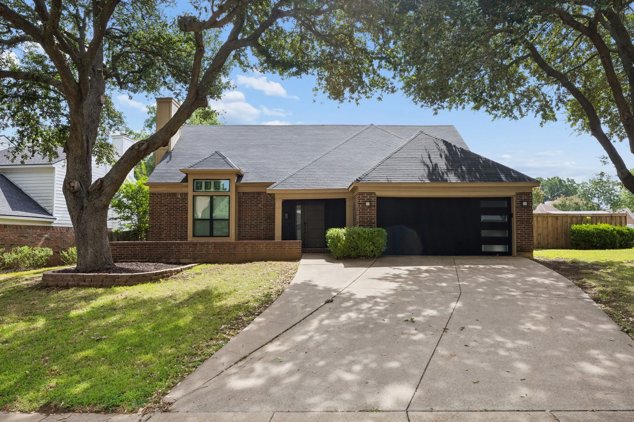Single Family Residence For Sale in Tarrant County , 4321 Bradford Drive, Grapevine, Texas 76051, 3 Bedroom, 3 Bathroom, 2 Garage spaces, 2,210 Sqft, built in 1986, mls#21373713, Real Estate Agent in Grapevine, Homes For Sale in Tarrant county, Homes For Sale in Grapevine, Realtor in Grapevine Texas, Real Estate Brokerage Independent Realty Texas, Luminita Cordes Realtor