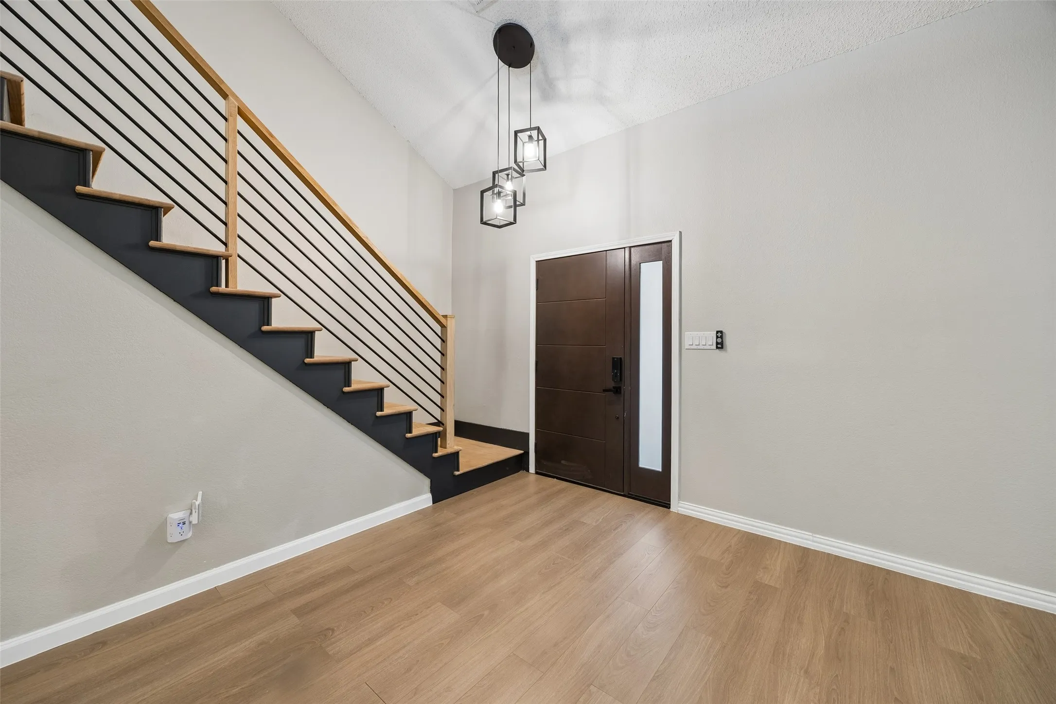 Single Family Residence For Sale in Tarrant County , 4321 Bradford Drive, Grapevine, Texas 76051, 3 Bedroom, 3 Bathroom, 2 Garage spaces, 2,210 Sqft, built in 1986, mls#21373713, Real Estate Agent in Grapevine, Homes For Sale in Tarrant county, Homes For Sale in Grapevine, Realtor in Grapevine Texas, Real Estate Brokerage Independent Realty Texas, Luminita Cordes Realtor