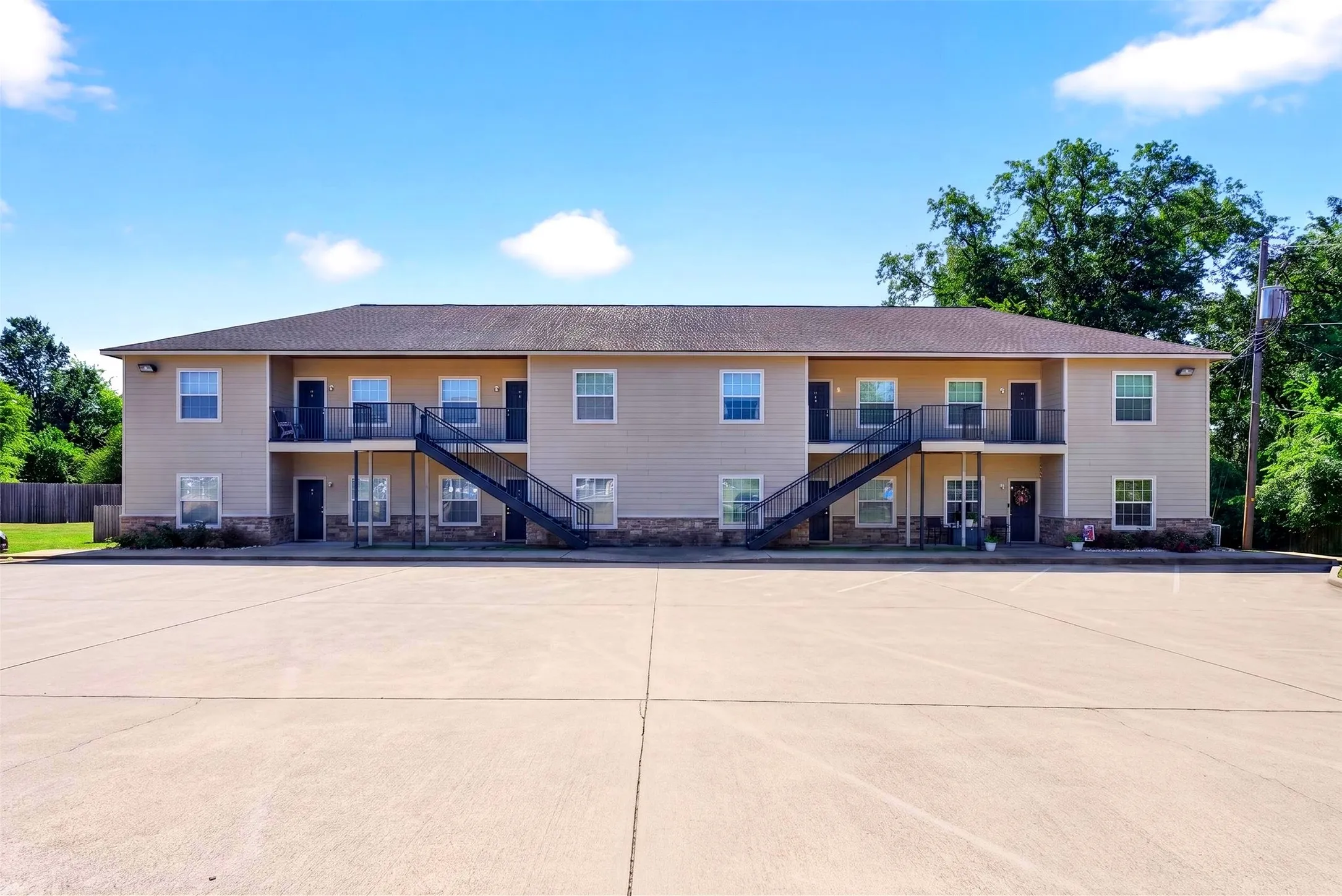 Apartment For Sale in Shelby County , 403 Nacogdoches Street, Center, Texas 75935, 32 Bedroom, 32 Bathroom, Garage spaces, 0 Sqft, built in 2010, mls#21373678, Real Estate Agent in Center, Homes For Sale in Shelby county, Homes For Sale in Center, Realtor in Center Texas, Real Estate Brokerage Independent Realty Texas, Luminita Cordes Realtor